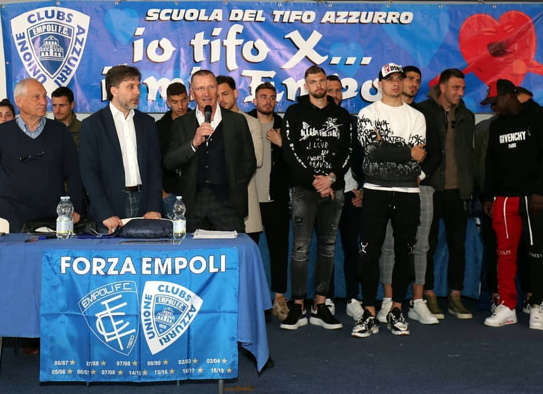 エンポリFCさんのインスタグラム写真 - (エンポリFCInstagram)「📸 Questa mattina al Palazzo delle Esposizione di #Empoli si è svolta la festa finale della #ScuoladelTifo: gli azzurri e una delegazione dell'@EmpoliLadies hanno incontrato gli oltre 1000 bambini che hanno preso parte al progetto tra selfie, autografi e uno zainetto in regalo 💙」5月9日 21時15分 - empoli_fc_official