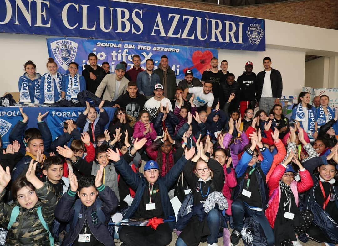 エンポリFCさんのインスタグラム写真 - (エンポリFCInstagram)「📸 Questa mattina al Palazzo delle Esposizione di #Empoli si è svolta la festa finale della #ScuoladelTifo: gli azzurri e una delegazione dell'@EmpoliLadies hanno incontrato gli oltre 1000 bambini che hanno preso parte al progetto tra selfie, autografi e uno zainetto in regalo 💙」5月9日 21時15分 - empoli_fc_official