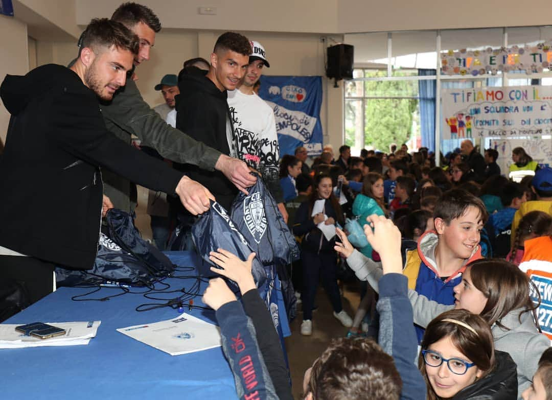 エンポリFCさんのインスタグラム写真 - (エンポリFCInstagram)「📸 Questa mattina al Palazzo delle Esposizione di #Empoli si è svolta la festa finale della #ScuoladelTifo: gli azzurri e una delegazione dell'@EmpoliLadies hanno incontrato gli oltre 1000 bambini che hanno preso parte al progetto tra selfie, autografi e uno zainetto in regalo 💙」5月9日 21時15分 - empoli_fc_official