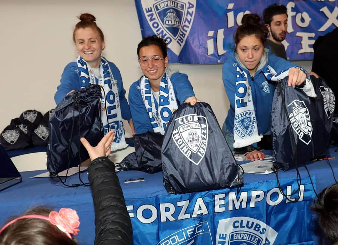 エンポリFCさんのインスタグラム写真 - (エンポリFCInstagram)「📸 Questa mattina al Palazzo delle Esposizione di #Empoli si è svolta la festa finale della #ScuoladelTifo: gli azzurri e una delegazione dell'@EmpoliLadies hanno incontrato gli oltre 1000 bambini che hanno preso parte al progetto tra selfie, autografi e uno zainetto in regalo 💙」5月9日 21時15分 - empoli_fc_official