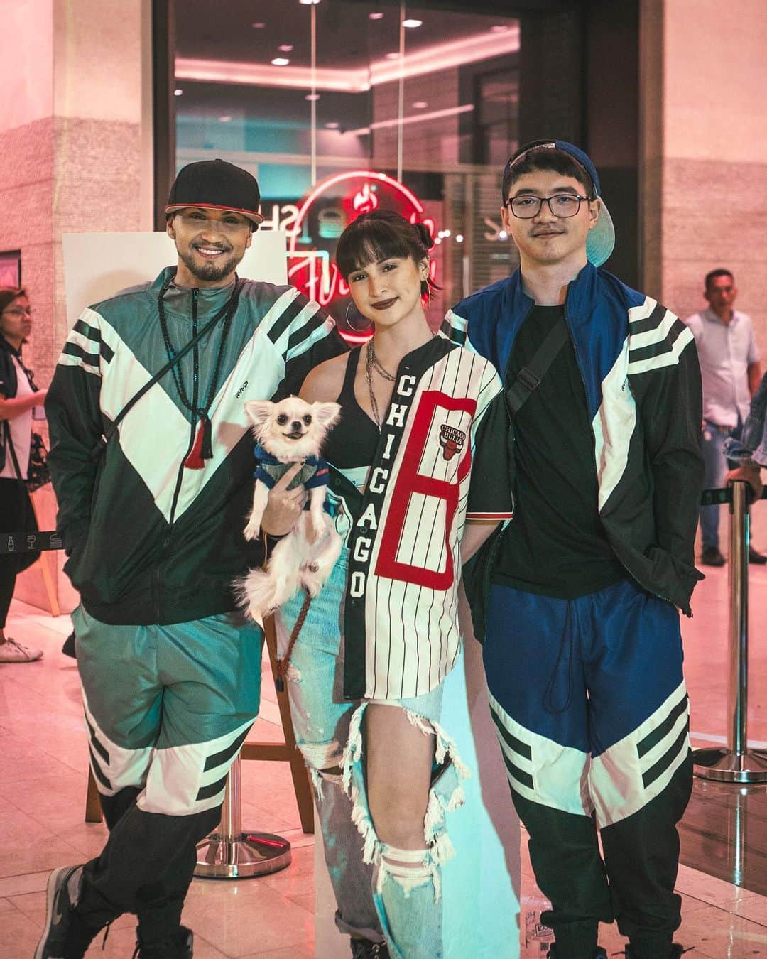 Coleen Garciaさんのインスタグラム写真 - (Coleen GarciaInstagram)「‘90s night to celebrate #shakeshackph! Sooooo yummy, guys! You have to try their Ube shake. My personal favorite 😍 Swipe to see my backup dancers in their matching outfits lol @billycrawford @luis.ortegarcia (I actually borrowed Billy’s clothes 🤣)」5月9日 21時15分 - coleen