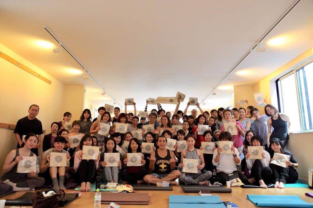 のインスタグラム：「@international_yoga_center IYC表参道スタジオでのゴールデンウィーク、ケンハラクマヨガイベント中は嬉しいヨガマットバッグをイージーヨガジャパン前原社長直々協賛でお持ちいただきました！ 参加者の皆さんラッキープレゼント！ 前原社長さま、ありがとうございました！ @easyogajp #kenharakuma #ヨガ #瞑想 #ashtangayoga #yoga #アシュタンガヨガ #ケンハラクマ」