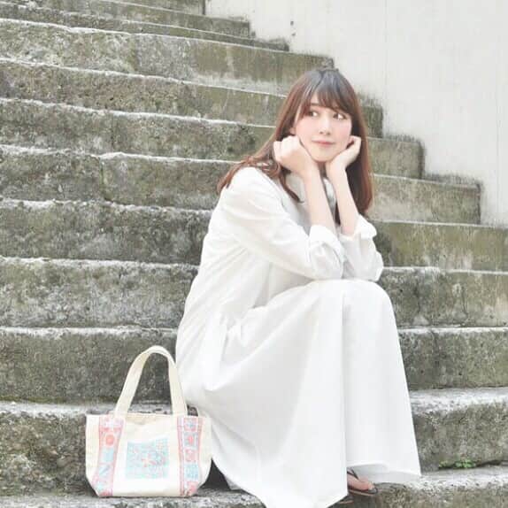 斉藤マリナ(さいまり) のインスタグラム：「「草野球をしている旦那さんの応援してる風で」と言われてとったポーズ⚾︎ #イメージです . 妊婦関連タグってたら#ぷんにー というタグを見つけ、ぷんぷん丸の派生？？？となっていたがそういうことかってなってる🤰 . #me#shooting#model#maternityfashion#fashion#camera#2019_summer_baby部 . #マタニティライフ#妊婦生活#マタニティコーデ#マタニティワンピース#初マタ#初マタさんと繋がりたい#コットンワンピース#シャツワンピース#プレママ#妊娠8ヶ月」
