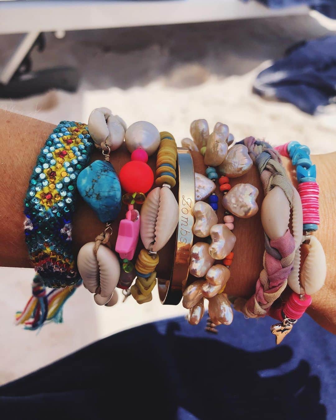 ダニジョーのインスタグラム：「Let’s get this #armparty started 🙌🏼 @danielleasnyder is getting married!!! • tap to shop her wedding weekend #armparty」
