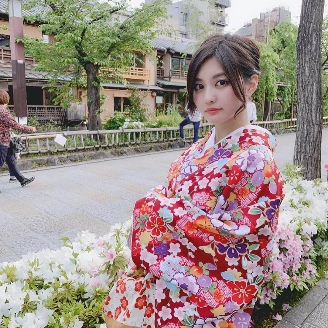 林ゆめさんのインスタグラム写真 - (林ゆめInstagram)「着物の写真第2弾❤️﻿ ﻿ 今日階段で思い切りこけて両足怪我して痛い😂﻿ ﻿ 最近あったかいね☀️﻿ _﻿ _﻿ _﻿ #京都 #祇園 #御金神社 #着物 #着物ヘア #GW」5月9日 21時14分 - ___yuume.18