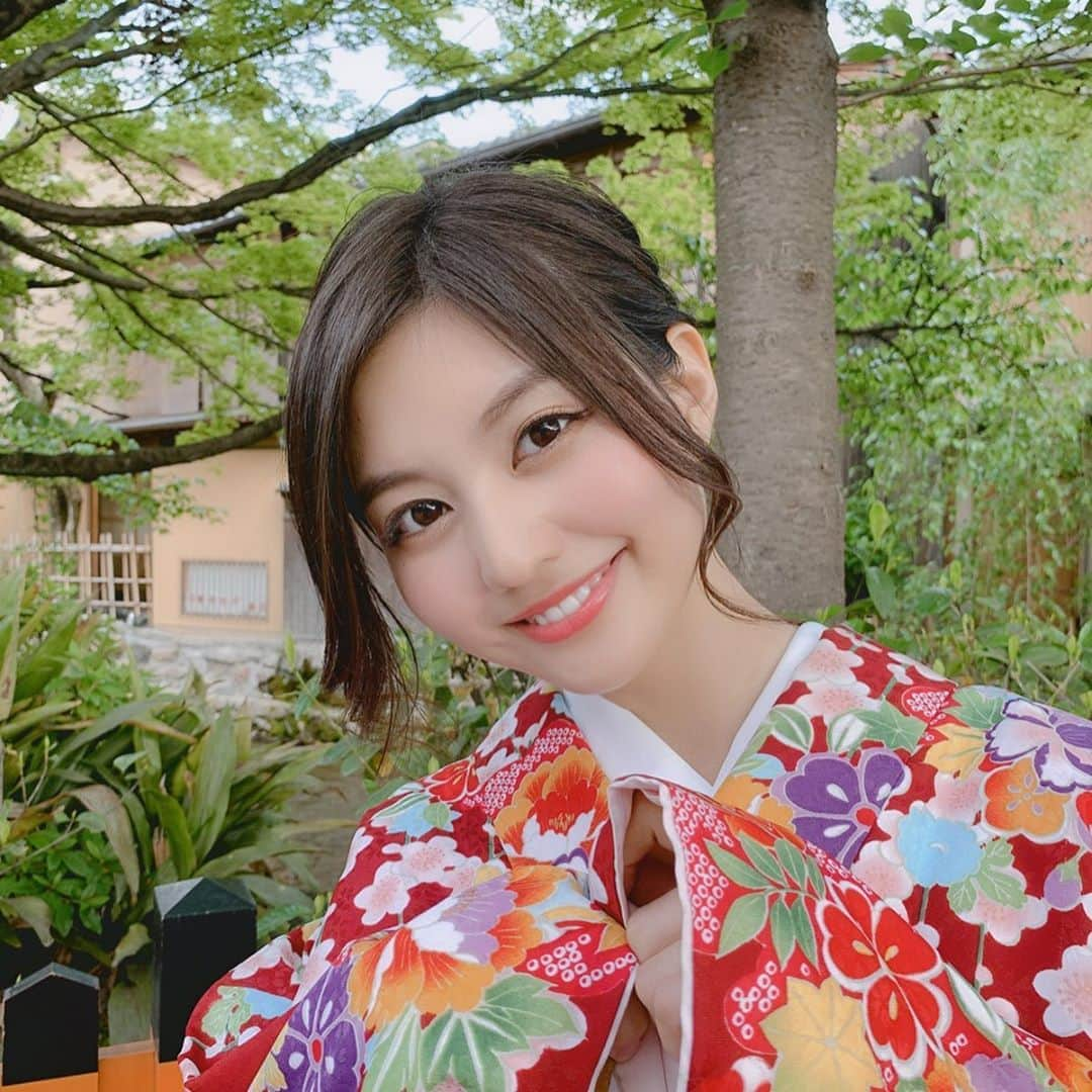 林ゆめさんのインスタグラム写真 - (林ゆめInstagram)「着物の写真第2弾❤️﻿ ﻿ 今日階段で思い切りこけて両足怪我して痛い😂﻿ ﻿ 最近あったかいね☀️﻿ _﻿ _﻿ _﻿ #京都 #祇園 #御金神社 #着物 #着物ヘア #GW」5月9日 21時14分 - ___yuume.18