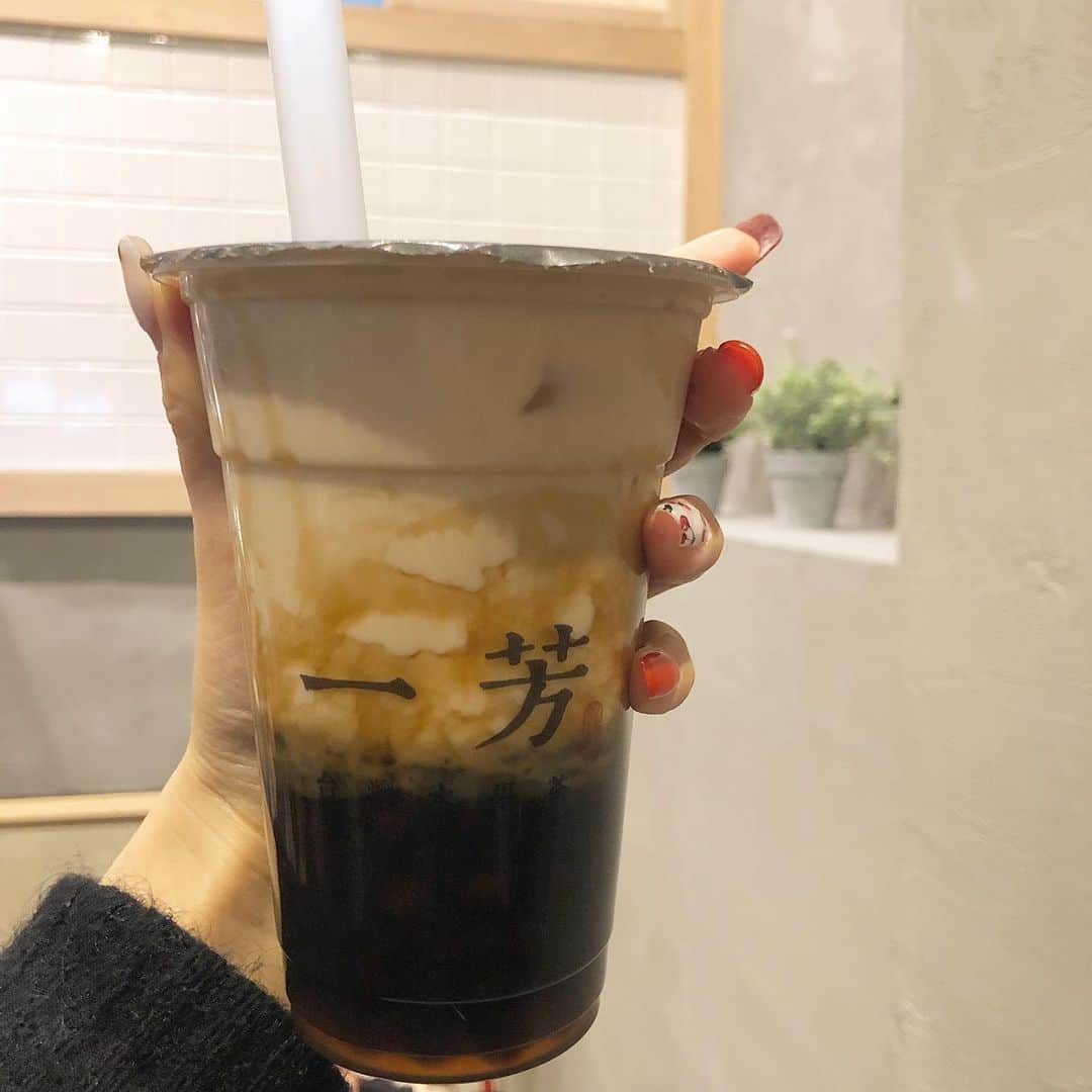 川崎ひかるのインスタグラム：「最近1番好きな #黒糖タピオカ ❗️ 沖縄黒糖タピオカ紅茶ラテ味が最高です！💕 #一芳 これイッスンて読んでたけど#イーファン って読むんだってよ🥰」