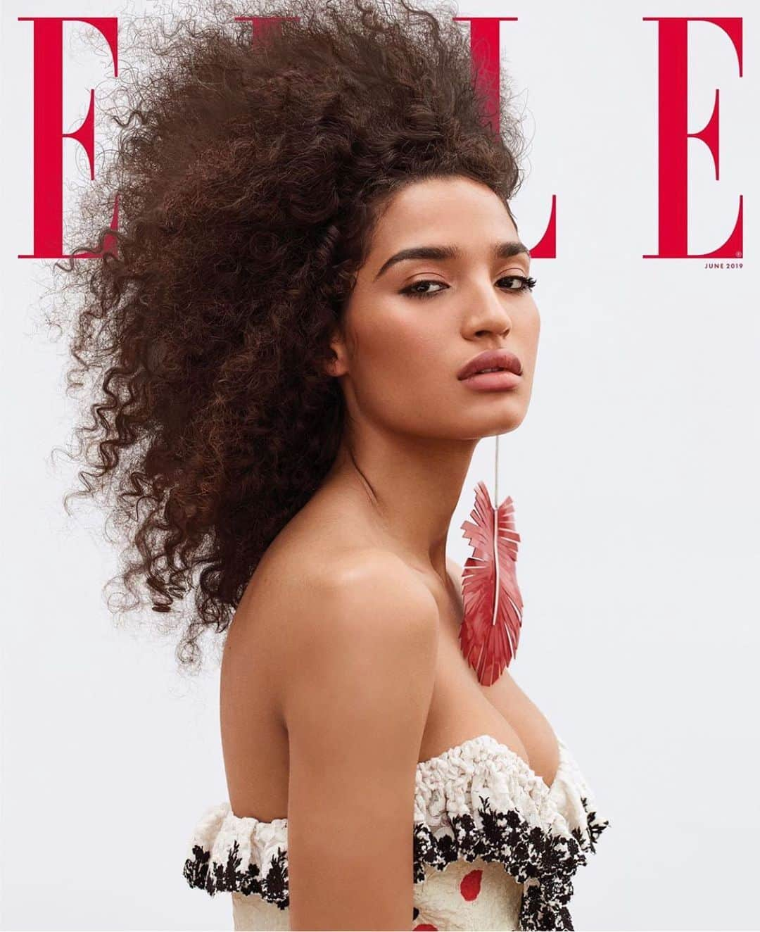 Vincent Oquendoさんのインスタグラム写真 - (Vincent OquendoInstagram)「My first @elleusa cover with #indyamoore shot by @zoeygrossman styled by @charlesvarenne hair by @hoshounkpatin #makeupbyme 🌹」5月9日 21時18分 - makeupvincent