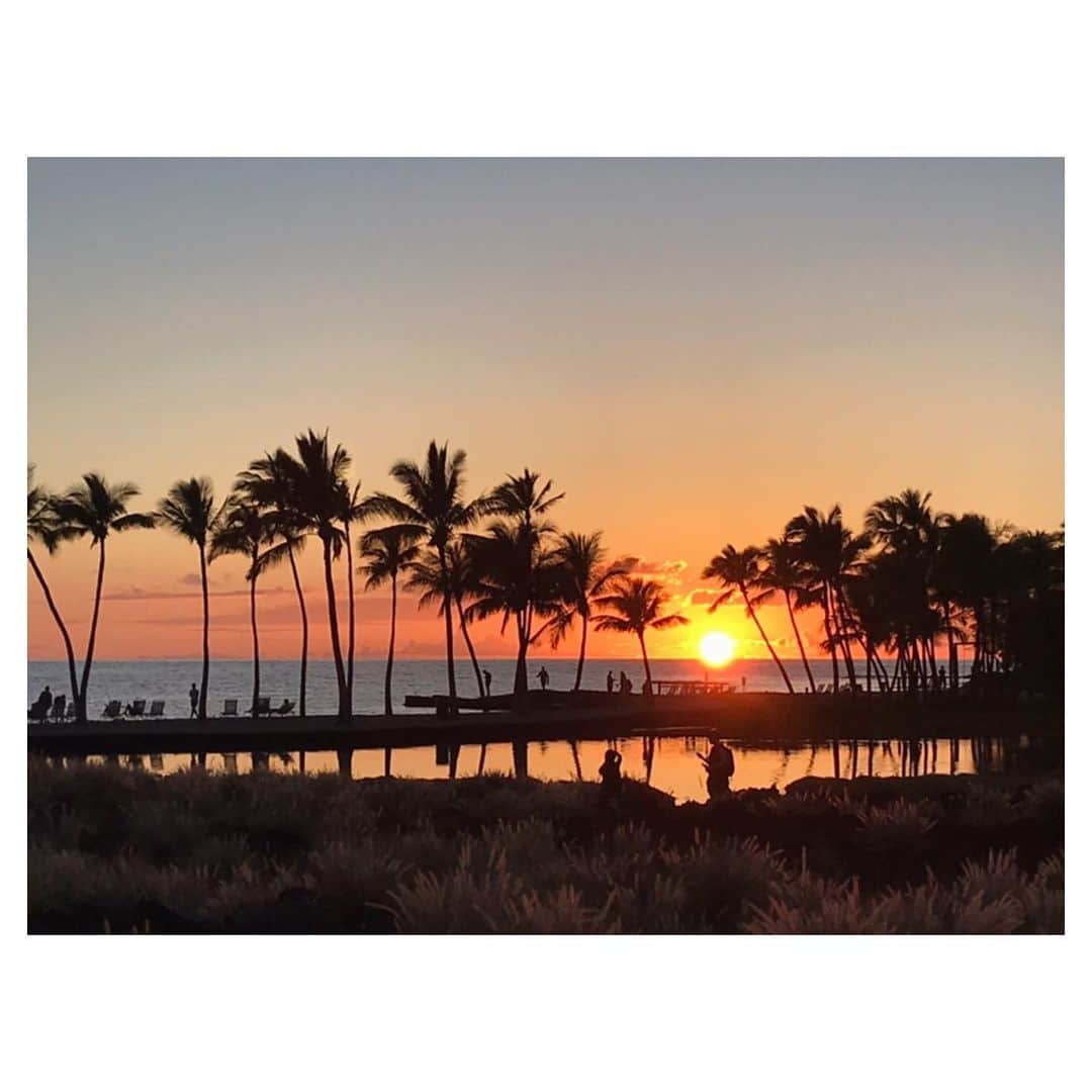 荒川れん子のインスタグラム：「Today’s sunset in Kona🌅 今日のコナの夕日。お〜っきな夕日でした！朝からみんなで頑張ったご褒美のよう。感謝感謝🙏✨ . . #hawaii #bigisland #kona #aloha #lovehawaii #luckywelivehawaii #hawaiilife #travel #trip #sunset #lifeisajourney #hawaiistagram #instahawaii #work #ハワイ #ハワイ島 #コナ #ハワイ生活 #ハワイ暮らし #旅 #ハワイ好き #ハワイ旅行 #お仕事 #出張 #撮影 #夕日 #お疲れ様でした #nofilter #加工なしでこの美しさ #ご褒美」