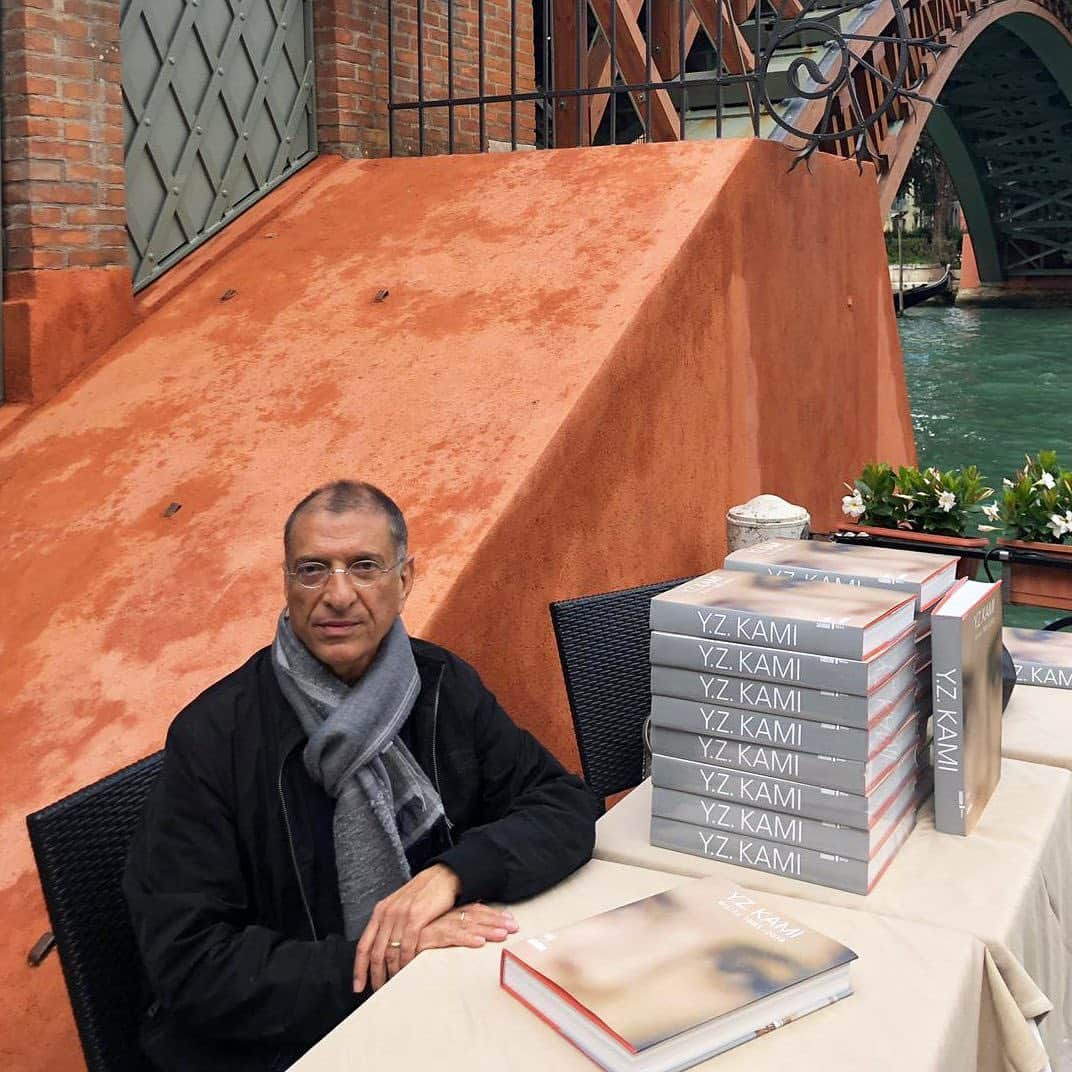 ガゴシアン・ギャラリーさんのインスタグラム写真 - (ガゴシアン・ギャラリーInstagram)「#LaBiennalediVenezia: Y.Z. Kami at his book signing in Venice today, which celebrates the release of his new monograph and his participation in "The Spark Is You: Parasol unit.” - Copublished by Skira and Gagosian, this comprehensive monograph collects over three hundred of Kami’s works in color along with essays by curator, critic, and writer Robert Storr, Guardian art critic Laura Cumming, and curator of the Pinault Collection at Palazzo Grassi Elena Geuna. Follow the link in our bio for more info, or stop by at the book signing now!  ___________ #YZKami #Gagosian #Skira #BiennaleArte2019 #LaBiennalediVenezia @skiraeditore @shopgagosian」5月9日 21時20分 - gagosian