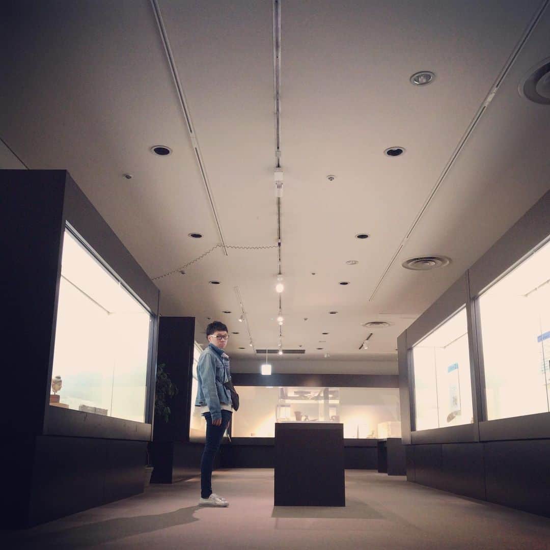 岡下雅典のインスタグラム：「今日で東京に来てちょうど1年になりました。 早いです。 みんな可愛がってくれてありがとう。 これからね。 東京2年目は客が一人もいない博物館にいたとかいないとか…」