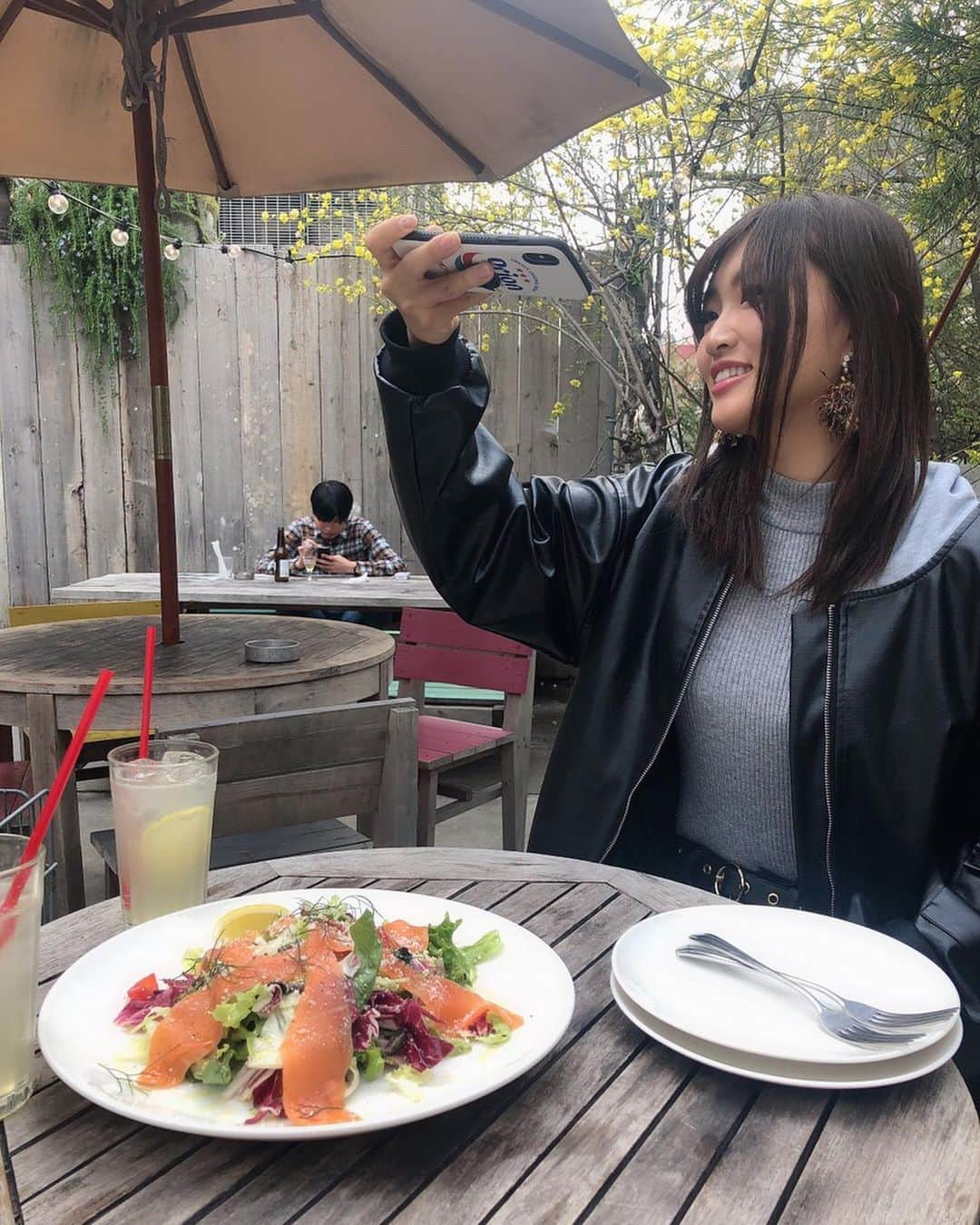 上枝恵美加さんのインスタグラム写真 - (上枝恵美加Instagram)「. . 大阪カフェ巡りしたい。夏に帰ったら行くぞ！オススメのカフェありますか？ #右にスライド . . Do you have a favourite cafe?:) Tell me😘 . . バッグはめっちゃ使いやすい @gastonluga のリュック！ 公式サイトで使える15%offの クーポンコードもあるのでよかったら使って下さい☺︎ 👉【emika_kamieda15】 http://gastonluga.com . #送料無料 #GastonLuga #ガストンルーガ #バックパック #cafe #cafeteria #favoritecafe」5月9日 21時27分 - emika_kamieda