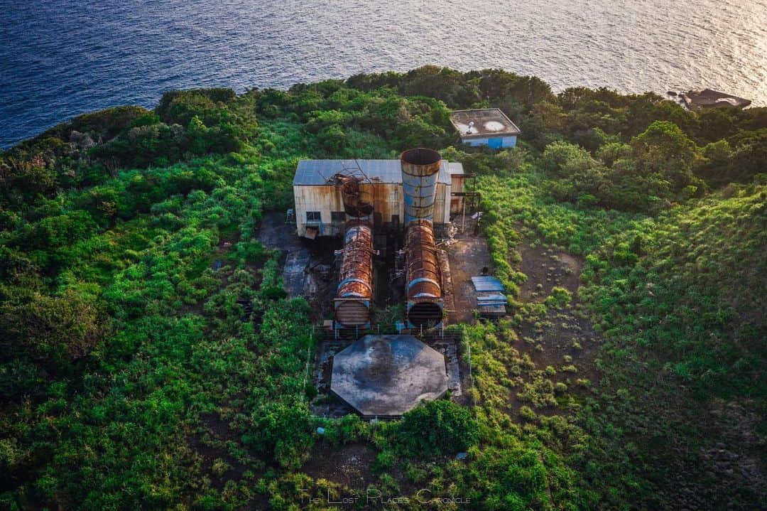 のインスタグラム：「Abandoned exhaust shaft facility 𓆲 𓆲 𓆲 #droneoftheday #djimavicpro #djiglobal #drone #dronephotography #dronestagram #dji #topdronephotos #fromwhereidrone #wedroneasia #droneosoar #skyhilife  #japan_urbex #JJ_URBEX #jp_gallery #kf_urbandonedmasks #KINGS_ABANDONED #m3xtures #Meistershots #moodygrams #nature_takes_over #natures_reclaim #ominous_perfection #pr0ject_uno #rsa_preciousjunk #savethedecay #sfx_decay」