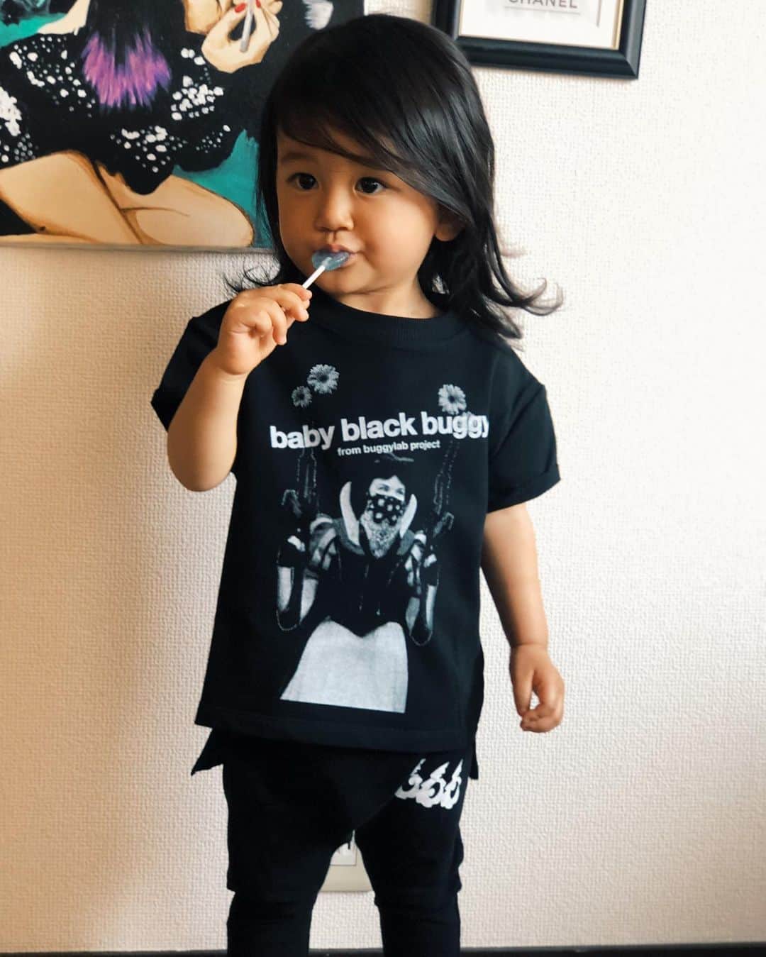 Saki さんのインスタグラム写真 - (Saki Instagram)「@babyblackbuggy  Tシャツ 新柄が3種類発売致しました😎🖤 既にご購入くださってるお客様は Tシャツのサイズ感が変わりましたのでご注意ください。前のSサイズがなくなりました！ちいさいベビー👶向けに今ロンパースも作り中です💓お待ちくださいませ👶新商品も次々出てきますよー🔥 🆕 Tシャツのサイズ参考 S size で (約80〜90サイズ) M sizeで (約90〜100サイズ) L  sizeで (約110〜120サイズ)  ちなみにジョアンは2歳身長87cmぐらいでSでぴったり、Mなら長めのデザインで着れます⭐️ (着用画像 1枚目、5枚目がM、3枚目がSです)  前が短め、後ろが長めのアシンメトリー なデザインですごく1枚でオシャレで可愛いです。  是非お早めに💟🚀オンラインストアへ…  https://bbb.buyshop.jp  #babyblackbuggy #bbb #kidsfashion #webshop #babyfashion #onlineshopping #kidsbrand #kidswear #allblack」5月9日 21時28分 - saki1011