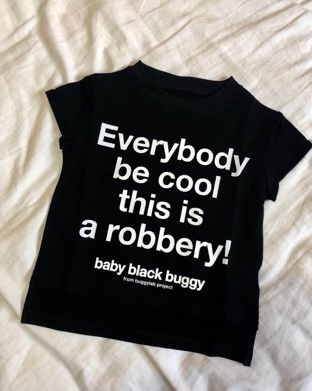 Saki さんのインスタグラム写真 - (Saki Instagram)「@babyblackbuggy  Tシャツ 新柄が3種類発売致しました😎🖤 既にご購入くださってるお客様は Tシャツのサイズ感が変わりましたのでご注意ください。前のSサイズがなくなりました！ちいさいベビー👶向けに今ロンパースも作り中です💓お待ちくださいませ👶新商品も次々出てきますよー🔥 🆕 Tシャツのサイズ参考 S size で (約80〜90サイズ) M sizeで (約90〜100サイズ) L  sizeで (約110〜120サイズ)  ちなみにジョアンは2歳身長87cmぐらいでSでぴったり、Mなら長めのデザインで着れます⭐️ (着用画像 1枚目、5枚目がM、3枚目がSです)  前が短め、後ろが長めのアシンメトリー なデザインですごく1枚でオシャレで可愛いです。  是非お早めに💟🚀オンラインストアへ…  https://bbb.buyshop.jp  #babyblackbuggy #bbb #kidsfashion #webshop #babyfashion #onlineshopping #kidsbrand #kidswear #allblack」5月9日 21時28分 - saki1011