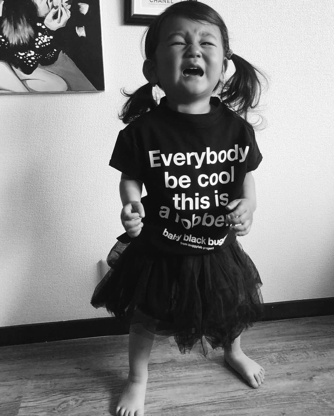 Saki のインスタグラム：「@babyblackbuggy  Tシャツ 新柄が3種類発売致しました😎🖤 既にご購入くださってるお客様は Tシャツのサイズ感が変わりましたのでご注意ください。前のSサイズがなくなりました！ちいさいベビー👶向けに今ロンパースも作り中です💓お待ちくださいませ👶新商品も次々出てきますよー🔥 🆕 Tシャツのサイズ参考 S size で (約80〜90サイズ) M sizeで (約90〜100サイズ) L  sizeで (約110〜120サイズ)  ちなみにジョアンは2歳身長87cmぐらいでSでぴったり、Mなら長めのデザインで着れます⭐️ (着用画像 1枚目、5枚目がM、3枚目がSです)  前が短め、後ろが長めのアシンメトリー なデザインですごく1枚でオシャレで可愛いです。  是非お早めに💟🚀オンラインストアへ…  https://bbb.buyshop.jp  #babyblackbuggy #bbb #kidsfashion #webshop #babyfashion #onlineshopping #kidsbrand #kidswear #allblack」