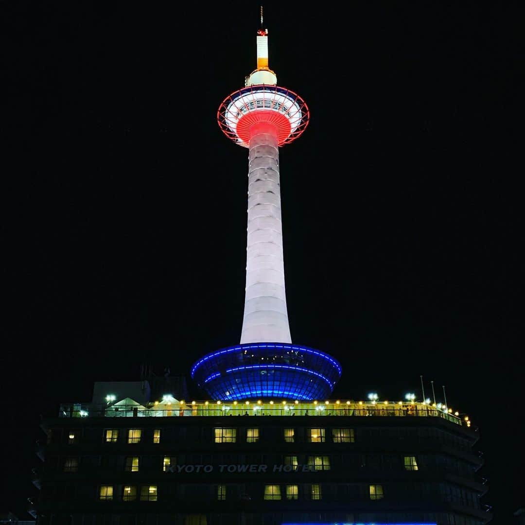 こしじまとしこのインスタグラム：「素敵ね〜🥺💜 夜の #京都タワー」