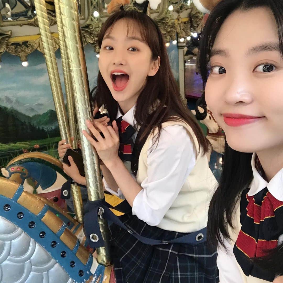 ウォン・ジナのインスタグラム：「부끄러울게 없는 15년 지기랑 놀이동산가면 생기는 일! 뻔뻔해 지고, 웃기고 즐겁다💚 2년만에 또 같이와서 너무 좋다🌿」
