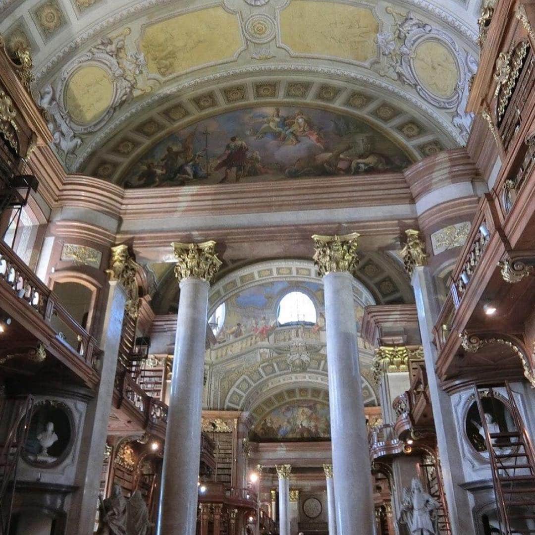 天明麻衣子さんのインスタグラム写真 - (天明麻衣子Instagram)「ウィーンの王宮には、「世界一美しい図書館」があります✨  大理石の柱や壮麗な天井画に、思わず口を開けたまま立ち尽くしてしまった…！首さえ痛くならなければ、1時間くらいずっと見上げて過ごしたかったです。こんな所で毎日本を読めたら幸せだろうな〜💕 王宮には色んな施設があるけれど、エリザベート好きなので(ミュージカルの歌詞も全部覚えてます）シシィ博物館も堪能しました！帰りがけに、庭園にいたご本人の像にもご挨拶😊 アデュー、シシィ！  #ウィーン #王宮 #国立図書館プルンクザール #世界一美しい図書館 #シシィ博物館 #エリザベート #大好き」5月9日 21時58分 - maiko_temmei