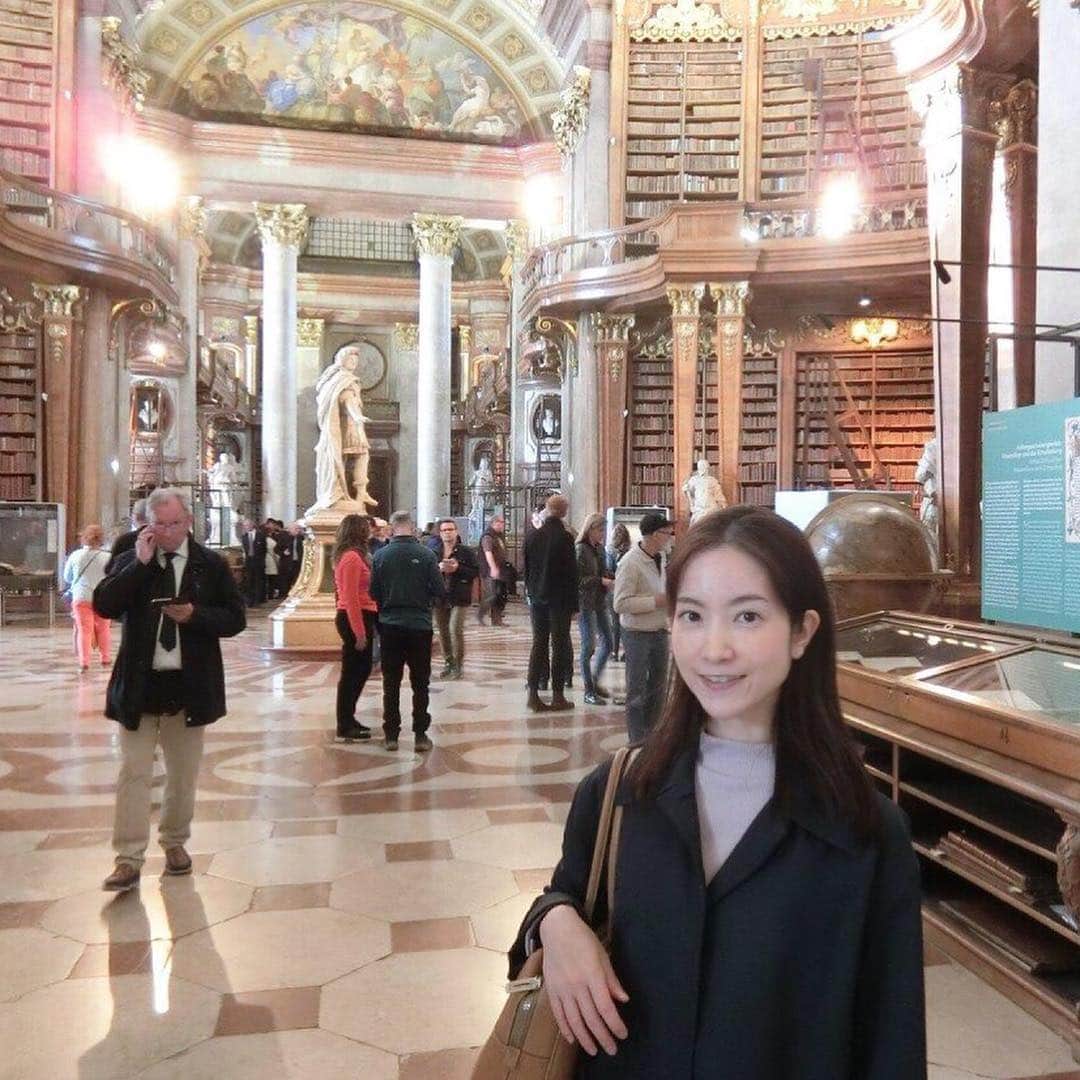 天明麻衣子さんのインスタグラム写真 - (天明麻衣子Instagram)「ウィーンの王宮には、「世界一美しい図書館」があります✨  大理石の柱や壮麗な天井画に、思わず口を開けたまま立ち尽くしてしまった…！首さえ痛くならなければ、1時間くらいずっと見上げて過ごしたかったです。こんな所で毎日本を読めたら幸せだろうな〜💕 王宮には色んな施設があるけれど、エリザベート好きなので(ミュージカルの歌詞も全部覚えてます）シシィ博物館も堪能しました！帰りがけに、庭園にいたご本人の像にもご挨拶😊 アデュー、シシィ！  #ウィーン #王宮 #国立図書館プルンクザール #世界一美しい図書館 #シシィ博物館 #エリザベート #大好き」5月9日 21時58分 - maiko_temmei
