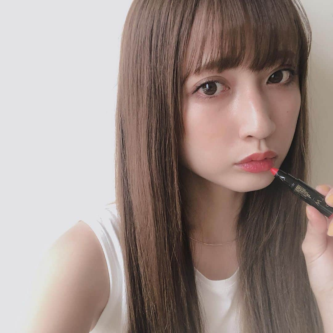 kaneshima ayaさんのインスタグラム写真 - (kaneshima ayaInstagram)「♡ 新しいリップ💄♡ インテグレートの #ポーチインコスメ  つや×マットの2種類のバームが 1本になっててすごい使える♡ 色持ちもいいし、小さいし、プチプラだから本当におすすめ🙈💭 私はオレンジ系のおしゃかわヘルシーモードが お気に入り🍊 このシリーズのアイシャドーも使いやすかったよ🤤 4月13日から全国のローソンで限定販売してるそうです🏪！ チェックしてみてね✌ #integrate#インテグレート #ローソン限定#500円#つながるプチクレヨンリップ#つながるプチクレヨンアイシャドウ#PR」5月9日 21時34分 - ayaaa0214