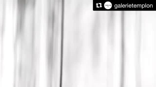 のインスタグラム：「#Repost @galerietemplon with @get_repost ・・・ #Brussels Chiharu Shiota’s new installation ‘Black Rain’ is on view in Brussels until June 1st, 2019 - @chiharushiota  #templon #chiharushiota #brussels #artbrussels #brusselsgallerynight #belgium #art #contemporaryart #rain #black #umbrella #installation #thread #artist #artgallery #galerietemplon」