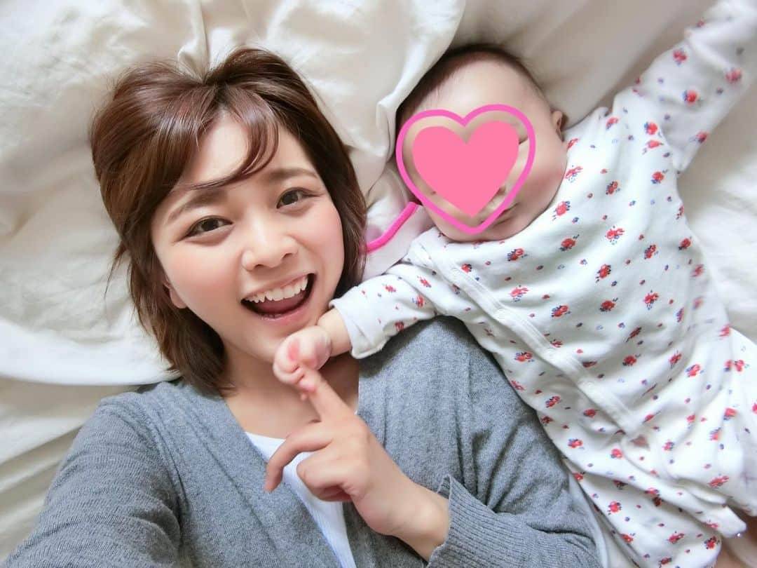 東紗友美さんのインスタグラム写真 - (東紗友美Instagram)「毎晩21時になると娘が眠りにつくので、そこからが私のお仕事タイム🕑💪 この時間を有効に使うべく、前日に書いた🗒今日やることのtodoリスト🗒を上から順にひとつひとつこなしてます。（インスタによく映画レビューであげてる書いても消せるキングジムのブギーボードを使ってます。） お昼間は娘と遊んでるので、限られたこの夜の時間、どう有効に使えるかが勝負💪 だから、毎日書くtodoリストが面倒くさいようで実はとっても役立つのだ！ でも、ポイントがあって終わらないtodoリストを作るとストレスで泣きそうになっちゃうから、優先順位を徹底して、考えてから書き出してます。 そして、なるべく具体的に。 原稿とかも、600字までは書く！とか。 できなかったーーと思うと凹むので、やれることをちゃんと書いておくのがモチベーション維持に大事✨笑 そうすると、大したことじゃなくてもこなせた自分に陶酔できます！笑 今月は、ゴールデンウィークもあったので主人の協力のもと、原稿4本も納品できた‼️ 昔は週に1本もかけなかったのに！笑 頑張り屋の自分は、いつもよりもちょっと好きになれます😊✨ よし、今晩も頑張るぞー！！ #女の子ママ #顔うっすいな」5月9日 21時35分 - higashisayumi