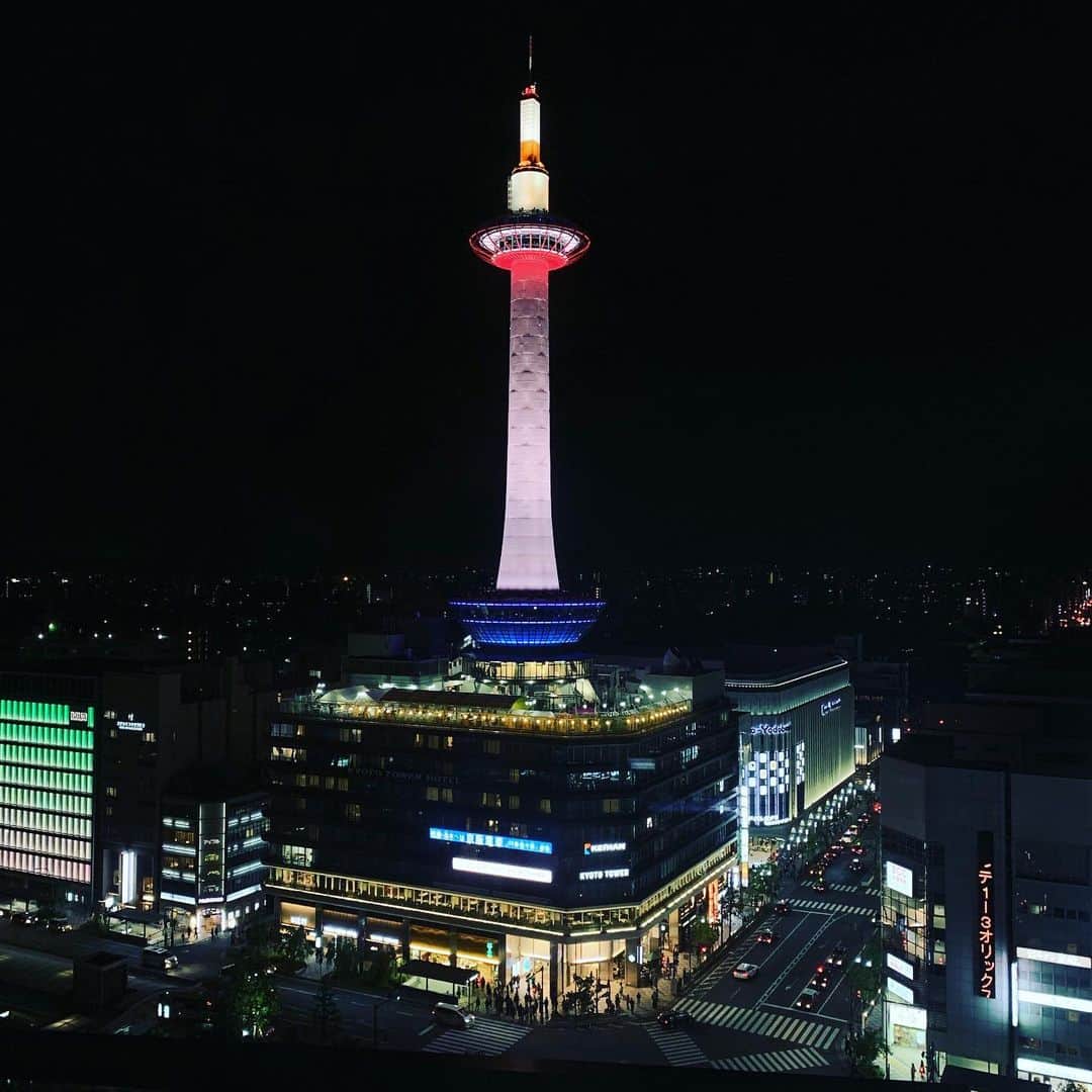 こしじまとしこのインスタグラム：「またみんなに会えますように💫 #京都タワー」