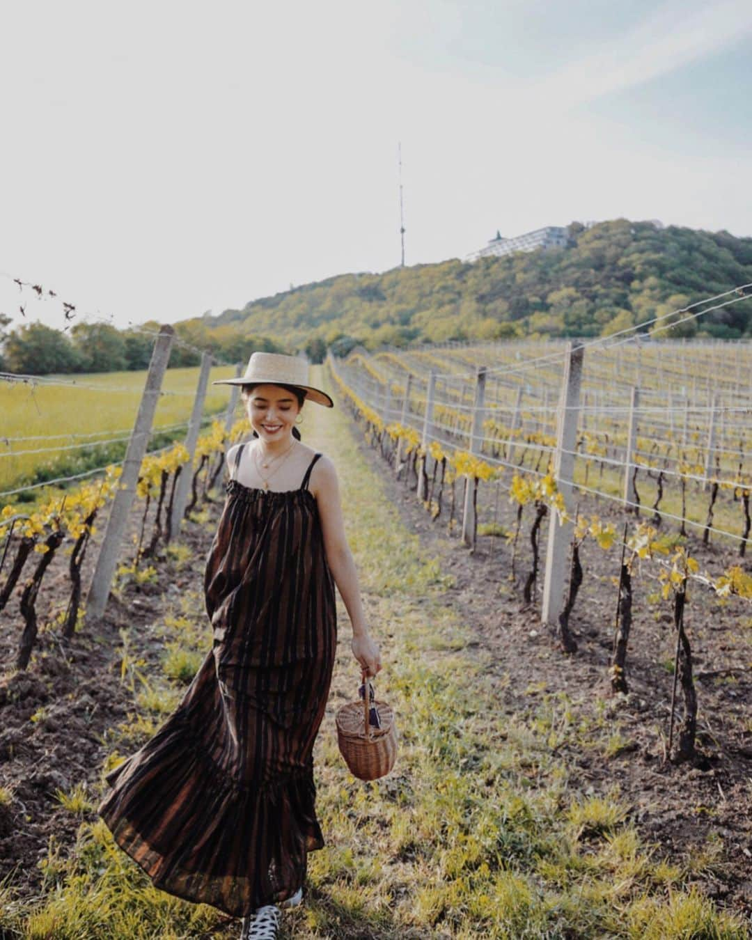 大口智恵美さんのインスタグラム写真 - (大口智恵美Instagram)「葡萄畑に行ってきました🍷 ・ アルプスに近い場所にあって、辺り一面に葡萄畑が広がっていて空とのコントラストが綺麗ですごく気持ちいい場所♡ 葡萄畑の後は“ホイリゲ”で乾杯🥂 #オーストリアバケットリスト #feelaustria #ウィーン今 #ViennaNow #tabimuse」5月9日 21時37分 - chemiiiii