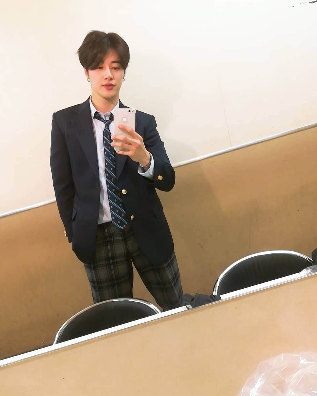 ジュノさんのインスタグラム写真 - (ジュノInstagram)「School uniform👨‍🎓 ほぼ10年ぶりに着た制服！まだまだ学生オーラ出てたで〰️😁笑 よいしょー！明後日からの地方遠征頑張るぞ！エイエイオー！🔥 . . . #JG #joonho #ジュノ #costume #学生 #制服」5月9日 21時40分 - joonho_jg