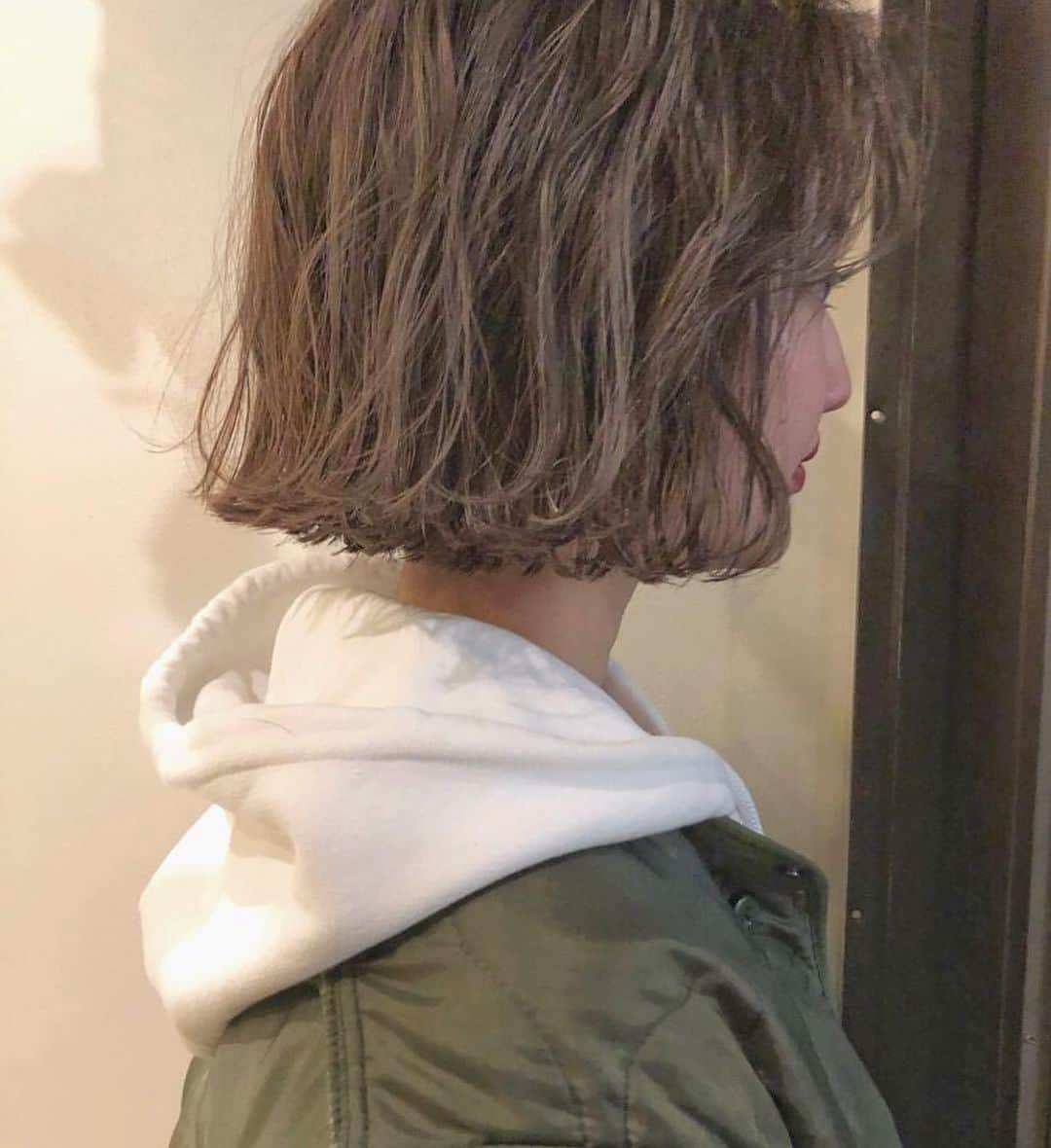 カワシリアツシのインスタグラム：「ハイライトで🌿 ・ ・ ・ ・ブリーチの回数がわからない。 ・値段が気になる。 ・ダメージが心配。など なんでもご気軽にご相談ください😊 ・ ご予約やご相談はURLもしくはDM・LINEにてお待ちしております🙆‍♂️ ・ ・ ・ ご予約はトップページURLをクリック😊 もしくはDMください✉️ ・ ネットで×になってても お取りできるお時間もございますので、 ご気軽にご相談ください🙆‍♂️ ・  #アディクシー #イルミナカラー  #外国人風カラー #ミニボブ #切りっぱなしボブ #ハイライト #外ハネ #グラデーション #外国人風 #ポートレート #美容室 #美容院 #美容学生 #撮影 #東京 #渋谷  #ショートヘア #グレージュ  #ブルージュ #ブリーチ #portrait #フィルムカメラ #hairstyle #ショートカット #haircolor #ハイトーン #데일리룩 #时尚 #แฟชั่น#デジキュア」