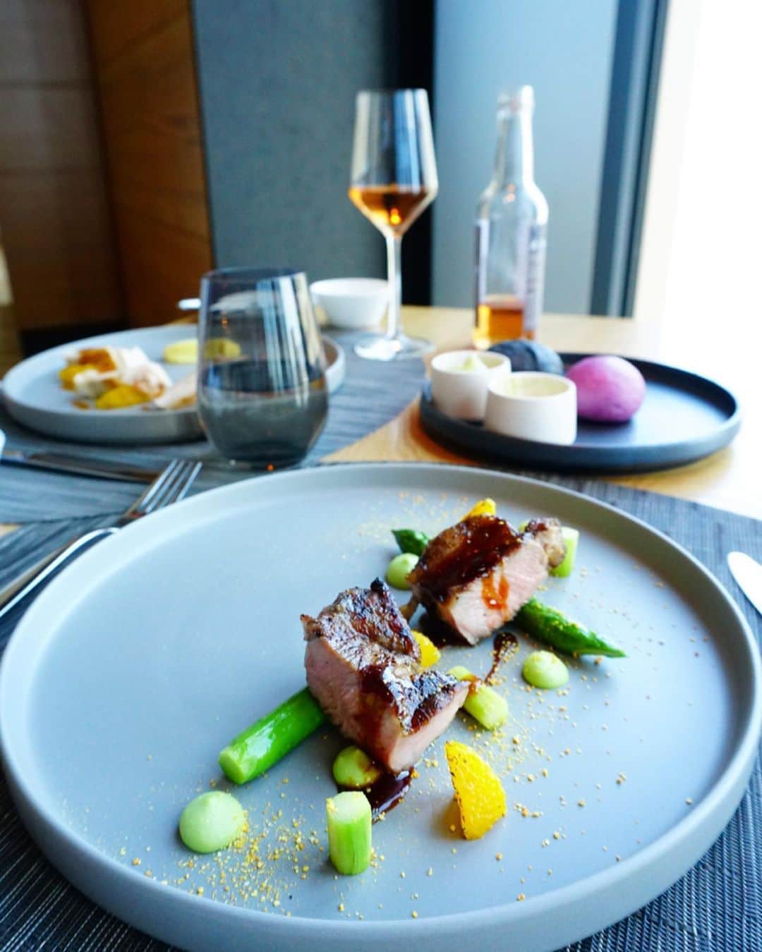 湯浅喬子のインスタグラム：「CONRAD OSAKA 🍴 C:GRILL 、 イノベーティブ・グリル レストランとして、 新しいコンセプトのランチメニュー。  国内の様々な産地から旬の食材を厳選😮前菜からデザートまで、どれも洗練された一品♡ 、 #conradosaka#シーグリル #innovationgrill#contemporaryfood #cgrill#sustainablefood#ランチ#大阪ランチ」