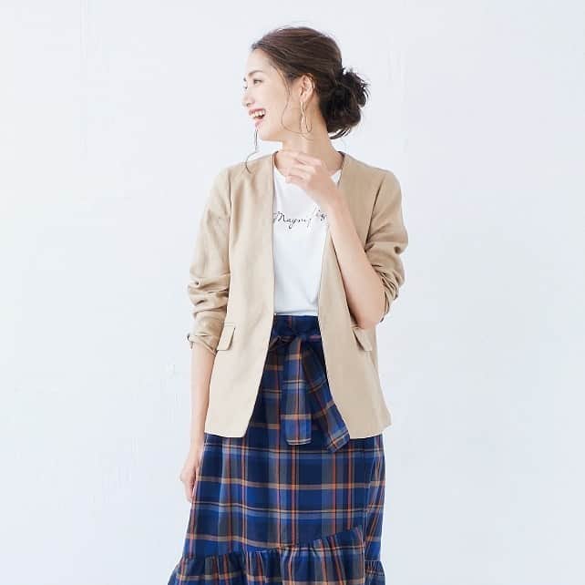 PerlePecheさんのインスタグラム写真 - (PerlePecheInstagram)「リネンジャケットから ロゴTをのぞかせて抜け感をプラス ・ jacket:¥14,000+tax no. 4095075903 T-shirt:¥4,900+tax no. 4095015161 skirt:¥17,000+tax no. 4095045152 ・ 🛒tap to shop! ・ #perlepeche#ペルルペッシュ #styling#fashion#new #feminine#basic#casual」5月9日 21時43分 - perlepeche_official