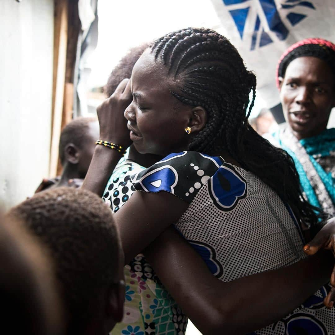 unicefさんのインスタグラム写真 - (unicefInstagram)「This is the moment 15-year-old Angelina reunited with her family in tears of joy. Conflict in South Sudan tore them apart for two years but nothing could take away their right to be together. . #ForEveryChild, the right to family. . ©UNICEF/UN026655/Everett」5月9日 21時45分 - unicef