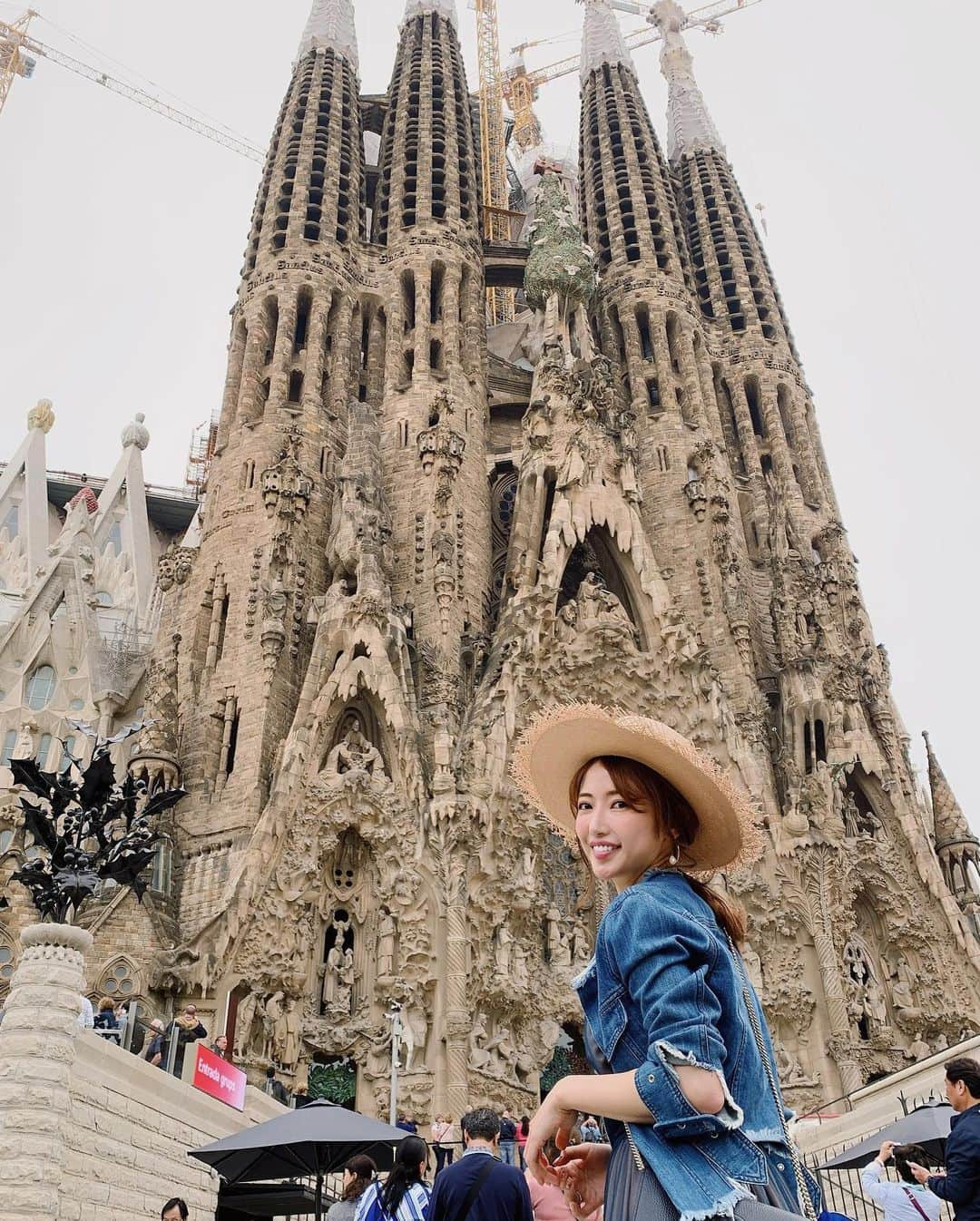 舟山久美子（くみっきー）さんのインスタグラム写真 - (舟山久美子（くみっきー）Instagram)「加工なしでこの色。 ずっとずっと来てみたかった サグラダ・ファミリア（Sagrada Família）に行ってきました。😌 こんなにも美しく開放的で未完成なのに完璧に思えてしまう建物に言葉が出ませんでした。 未完成な姿もとってもレアだなと嬉しいくらい。  ステンドグラスから差し込む光が清々しくも暖かくもありとっても心が穏やかになる。  写真や動画で少しでもみんなに届いたらいいなぁ。 本当に素晴らしかった。 これて良かった🥰  #サグラダファミリア #SagradaFamília #スペイン #アントニガウディ #gaudí #spain #世界遺産 #くみとりっぷ」5月9日 21時46分 - kumikofunayama