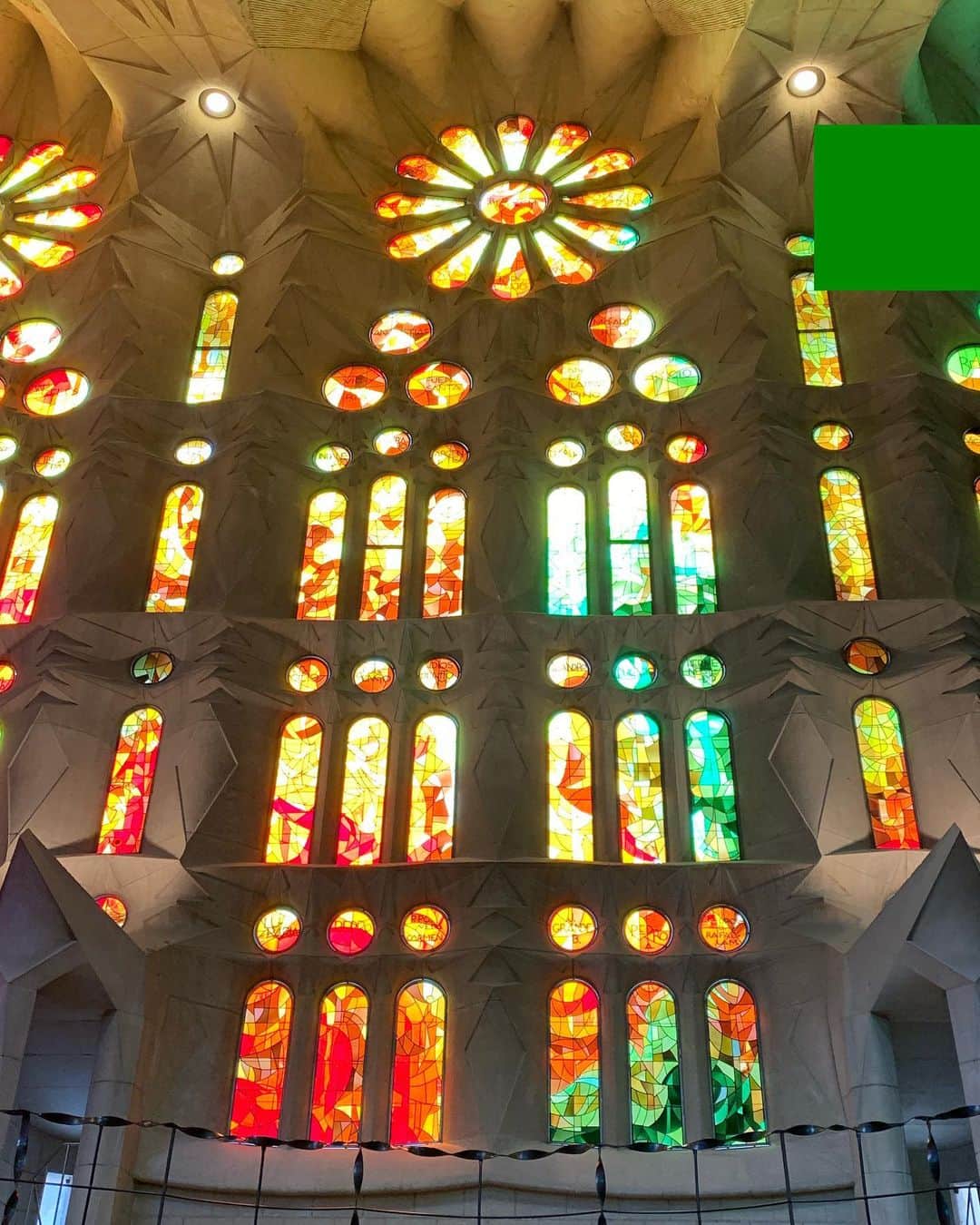舟山久美子（くみっきー）さんのインスタグラム写真 - (舟山久美子（くみっきー）Instagram)「加工なしでこの色。 ずっとずっと来てみたかった サグラダ・ファミリア（Sagrada Família）に行ってきました。😌 こんなにも美しく開放的で未完成なのに完璧に思えてしまう建物に言葉が出ませんでした。 未完成な姿もとってもレアだなと嬉しいくらい。  ステンドグラスから差し込む光が清々しくも暖かくもありとっても心が穏やかになる。  写真や動画で少しでもみんなに届いたらいいなぁ。 本当に素晴らしかった。 これて良かった🥰  #サグラダファミリア #SagradaFamília #スペイン #アントニガウディ #gaudí #spain #世界遺産 #くみとりっぷ」5月9日 21時46分 - kumikofunayama
