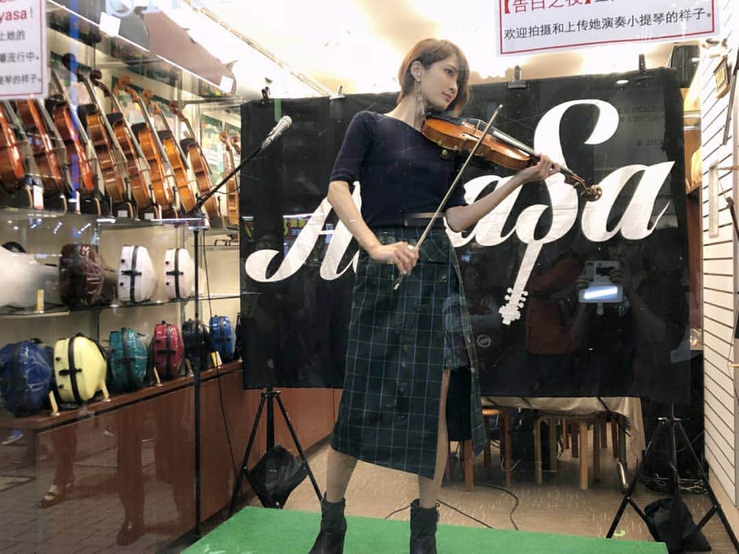 のインスタグラム：「ゲリライブの図🎻 ・ ・ #ゲリラライブ  #クロサワバイオリン新宿店  #告白の夜 #告白之夜  #堕天使 #tiktok #douyin #bilibili #私服 #fashion  #redyazel #チェック」