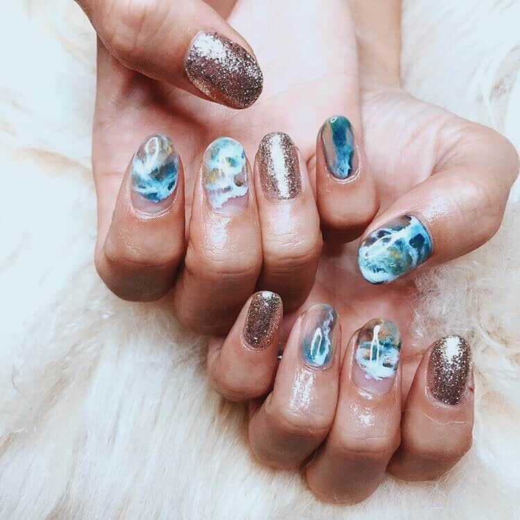 高橋菜摘のインスタグラム：「#💅 冬はずっとナチュラルだったから 産後久しぶりにネイルした😻 ネイル撮影でお邪魔した @snail_smileroom 🏡 可愛くておしゃんな自宅サロン💛 やっぱ注文住宅いいな…💬 と、それは置いといて 幼少期からアートを習っていたネイリストさん。 さすが、手際もセンスも凄かった♥️ 地元話しで大盛りあがり〜😁 気付けば完成テキナ☺️♡ なかなか予約取れないくらい人気だけど またお願いしよーっと！」
