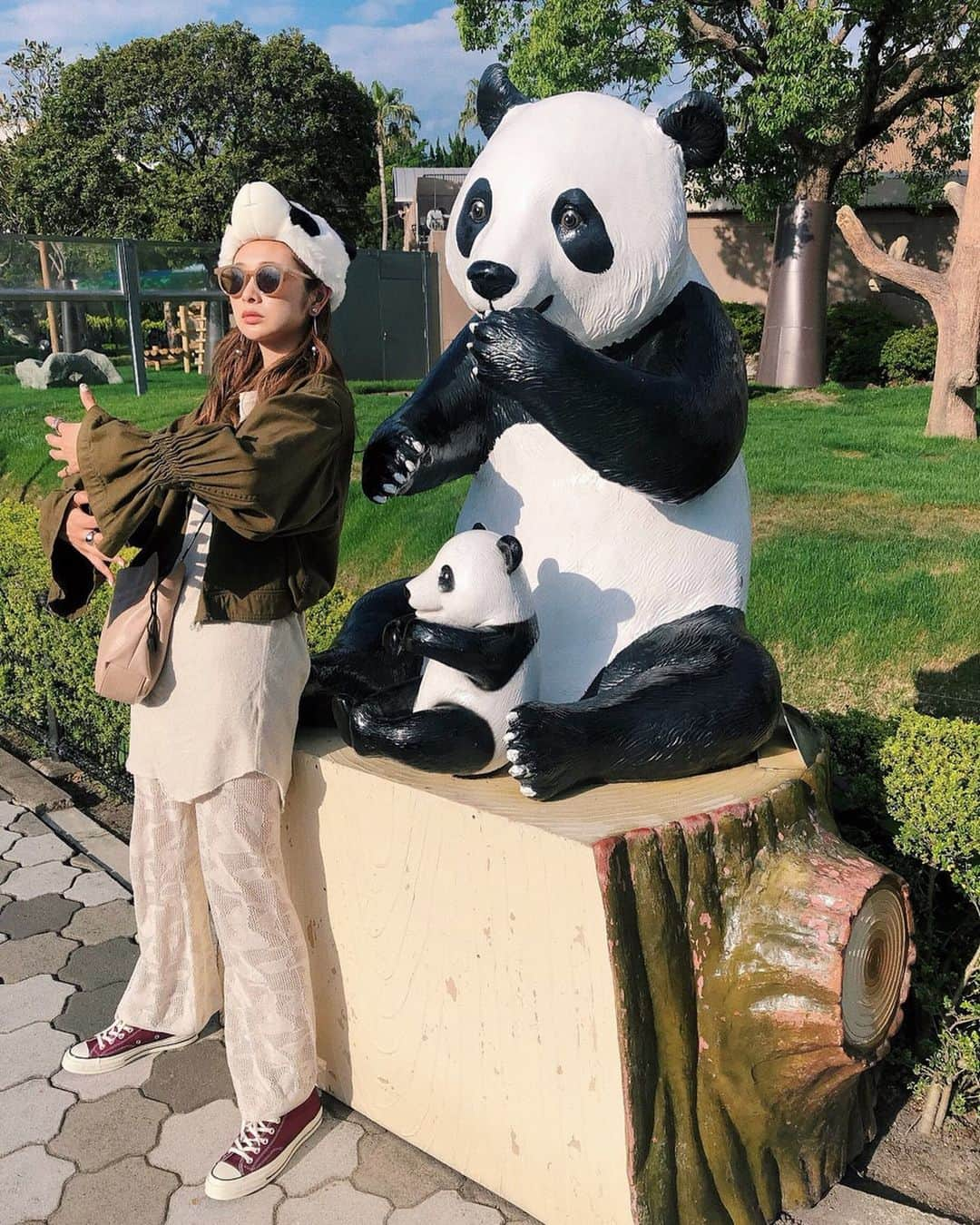 岩渕加恵さんのインスタグラム写真 - (岩渕加恵Instagram)「🐼 🐼 🐼 🐼 🐼 白浜アドベンチャーワールドな一日✌️💓💓💓 10年ぶりぐらいのアドベンチャーワールドに テンションあがりまくり〜🕺💫🌴 大人になってから見るパンダの癒し力がすごいww🐼👏 歩いて回るサファリも最高だったあ〜🐘🦒🌿🐾 . 想像以上の楽しさに、旦那はんと大興奮！！😂 髭もじゃ兄貴の疲れっぷりったらww🤦‍♀️ また行きたいな〜っ🧡💭💭💭 #和歌山 #白浜 #白浜アドベンチャーワールド #サファリパーク #和歌山宣伝隊 #HAPPYHOLIDAY ♡」5月9日 21時55分 - kae0113