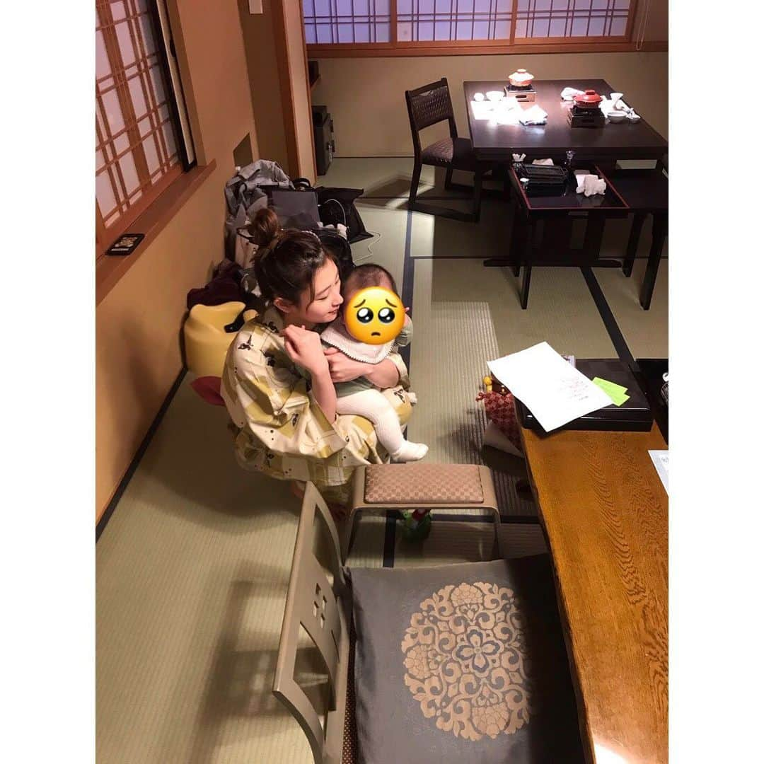 岸野里香さんのインスタグラム写真 - (岸野里香Instagram)「律斗くん、あっと言う間に9カ月を迎えました👶💓 気づいたらもぉ、手を離して20秒くらいたっちしてる🥺律斗が産まれる前は、なにもかも完璧にしたくて、こんなママになれるように頑張らないと‼️って意気込んでいたけど、産まれたら全然余裕ないままはや9カ月😂風邪ひいたりとか初めての事ばかりで焦るけど、すくすく育ってくれてる事に本当に感謝しています💕1日のスピードが早すぎる。。 ハイハイでの後追いが素晴らしく速くて、いよいよキッチンに仕切りが必要に…笑 楽天にあるのかなぁ？笑 毎日考える事も沢山！！ 大変やけど本間に可愛い🥺とにかく毎日癒されてます😊✨ 写真は産まれたてから最近のまで何枚か😊 . #男の子ママ」5月9日 21時57分 - rikakishino_official