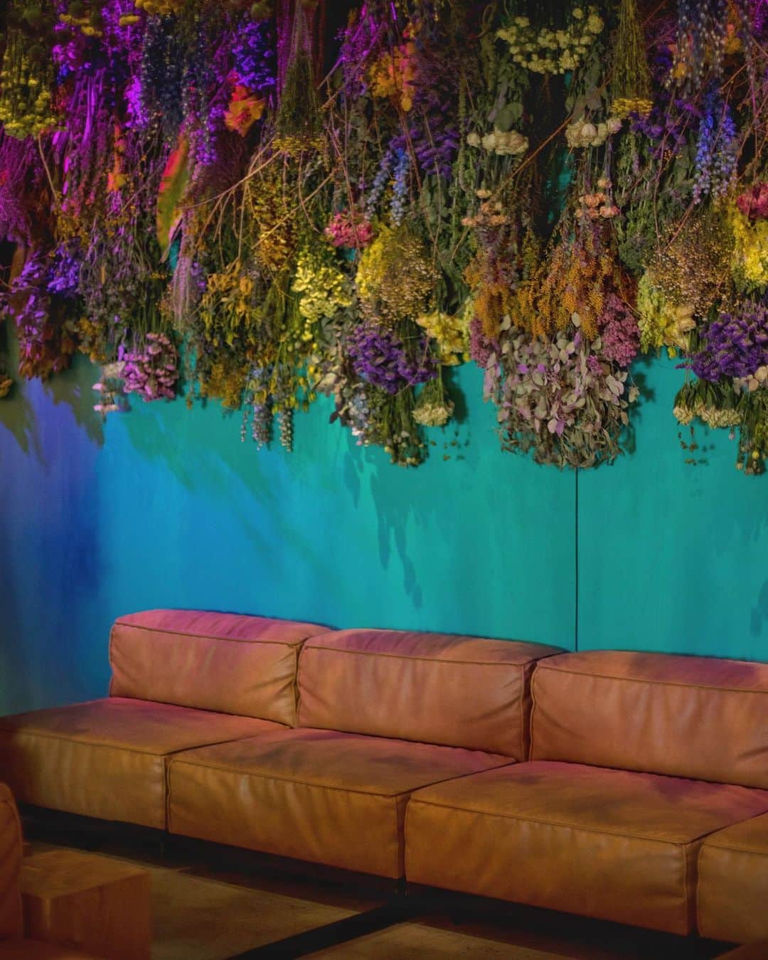 TRUNK(HOTEL)さんのインスタグラム写真 - (TRUNK(HOTEL)Instagram)「Nature blooms inside TRUNK(LOUNGE) Flowers installation by The Little Shop of Flowers @thelittleshopofflowers ⠀⠀⠀⠀⠀⠀⠀⠀⠀ ⠀⠀⠀⠀⠀⠀⠀⠀⠀ #trunkhotel #boutiquehotel #ブティックホテル  #trunkstay #hotel #interior #flowers #design #interiordesign #flowerdesign #ホテル #インテリア #デザイン #花 #shibuya #omotesando #jingumae」5月9日 22時01分 - trunkhotel_catstreet