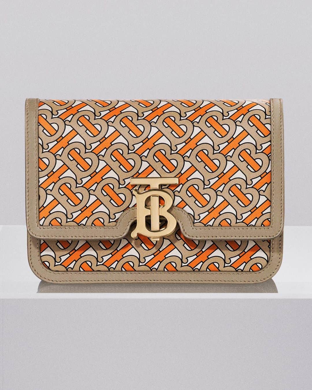 Burberryさんのインスタグラム写真 - (BurberryInstagram)「The Monogram Print TB bag . The #ThomasBurberryMonogram print –  a youthful, contemporary update to the classic TB Bag silhouette . #TheTBbag」5月9日 22時16分 - burberry