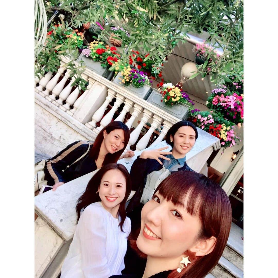 咲希あかねさんのインスタグラム写真 - (咲希あかねInstagram)「きたさん&きんぐさん&まりや 4人で#lunch 😊♡ #べるバラ45 の時に約束していたので、みんなの予定が合ってうれしい(๑˃̵ᴗ˂̵)♡ 楽しすぎたー( ´ ▽ ` ) 常に爆笑🤣 きたさんてなんであんなに面白いんだろーか(●´艸`) そして、まりやオススメのリップ✨4人でおそろいです♪ スティックのりみたいに大きいけど、これはリップです！笑  天気も良くて、お花いっぱいの素敵なカフェで最高のメンバーと過ごす✨ まいにち仕事仕事だったので、すごーーーくデトックスでした♡♡ たまにはこんな日も大切よね(♡˙︶˙♡) #緒月遠麻 さん #蓮城まこと さん #稀鳥まりや #咲希あかね  #宝塚 #雪組 #星組 #月組」5月9日 22時17分 - akane_saki