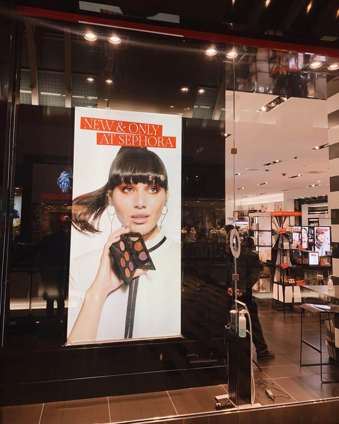 ナタリー・スアレスさんのインスタグラム写真 - (ナタリー・スアレスInstagram)「Our @Sephora ad campaign is just WILD. What a crazy past few months. @dylanasuarez and I are blown away by the daily messages and posts in front of the store posters and billboards! Swipe to see more and the full TIMES SQUARE ad!! ❤️❤️❤️ we love you!!! #SUAREZSISTERS for #Sephora ->> see more on NATALIEOFFDUTY.COM」5月9日 22時09分 - natalieoffduty