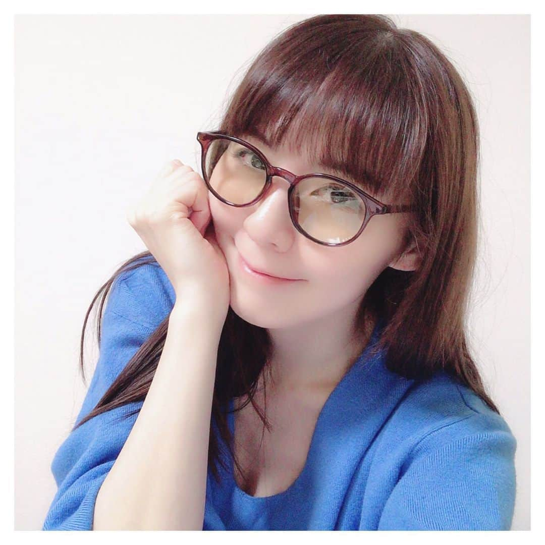 真坂美帆さんのインスタグラム写真 - (真坂美帆Instagram)「＊ ★glasses★ 紫外線＆ブルーライトをカットしてくれる、なるべく色の無いメガネを探していたら、デザインも好みのグラスをリーズナブルにお迎えできました💛 なんと、近赤外線もカット❗️ ・ 光老化を予防できるので、美眼・美肌対策にもなる日常の強ーい味方ですっ(*^^*)♡ ・ 近赤外線ってなんでしょう…？ ・ #ootd #instaglasses #instagirl #instagood #happy #blue #feerichelu #glasses #メガネ #メガネ女子 #ブルー #ビジョビ #春コーデ #美肌 #大人可愛い」5月9日 22時11分 - miho.sakurazaka_mii