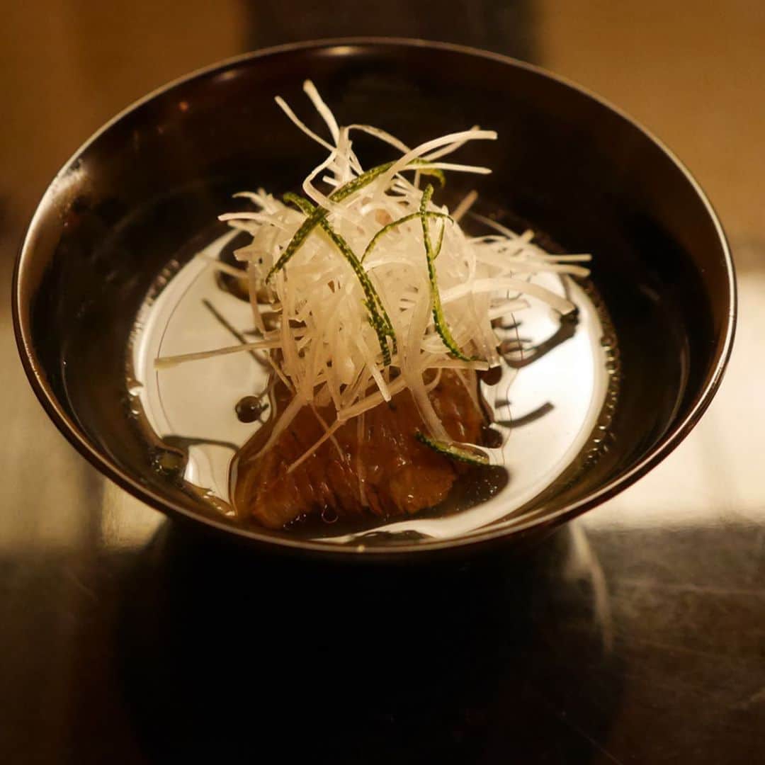梅谷安里さんのインスタグラム写真 - (梅谷安里Instagram)「京都 祇園の夜🌝🏮 ・ ・ 運良く予約が回ってきて 楽しみにしてた"三芳"さんへ。 肉、肉、肉 始まりから終わりまで極上のお肉を🥰 大変美味しゅうございました🥰 #kyoto#京都#祇園 #あんグルメ #予約の取れないシリーズ」5月9日 22時25分 - anriworld