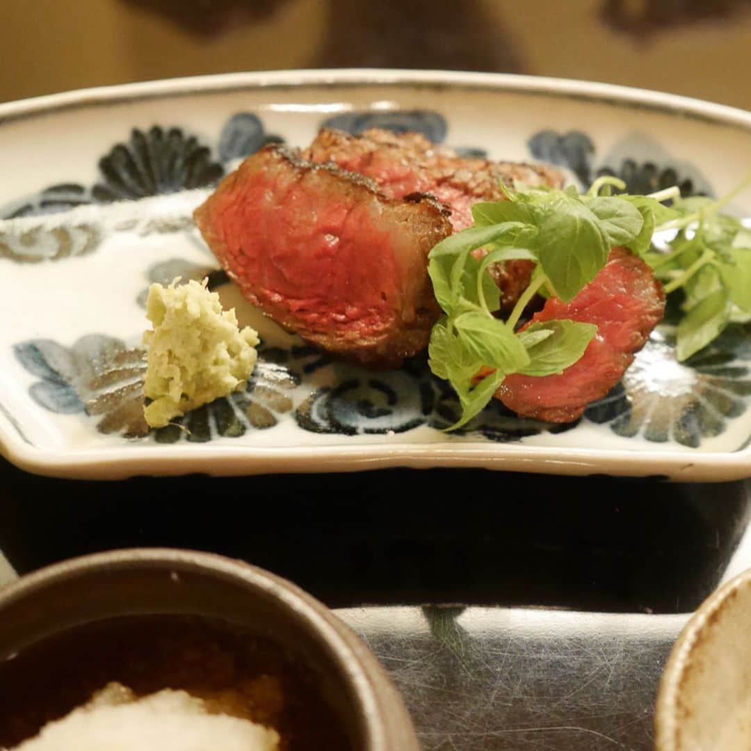 梅谷安里さんのインスタグラム写真 - (梅谷安里Instagram)「京都 祇園の夜🌝🏮 ・ ・ 運良く予約が回ってきて 楽しみにしてた"三芳"さんへ。 肉、肉、肉 始まりから終わりまで極上のお肉を🥰 大変美味しゅうございました🥰 #kyoto#京都#祇園 #あんグルメ #予約の取れないシリーズ」5月9日 22時25分 - anriworld