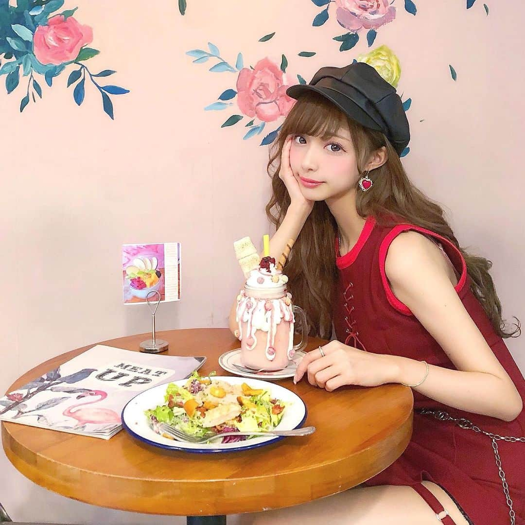 あやちゃんさんのインスタグラム写真 - (あやちゃんInstagram)「かわいいカフェ❤️❤️ 評判のいい峰不二子ワンピ😋 このサラダめっちゃ美味しかったよ✨ #カフェ巡り #カフェ好き #おしゃカフェ #今日のコーデ #ワンピース #台湾カフェ #台湾美食 #台湾女子旅 #コーディネート #パフェ #ストロベリーボンボン #サラダランチ #西門町 #西門町美食 #ximending西門町」5月9日 22時25分 - aya.you.love.r