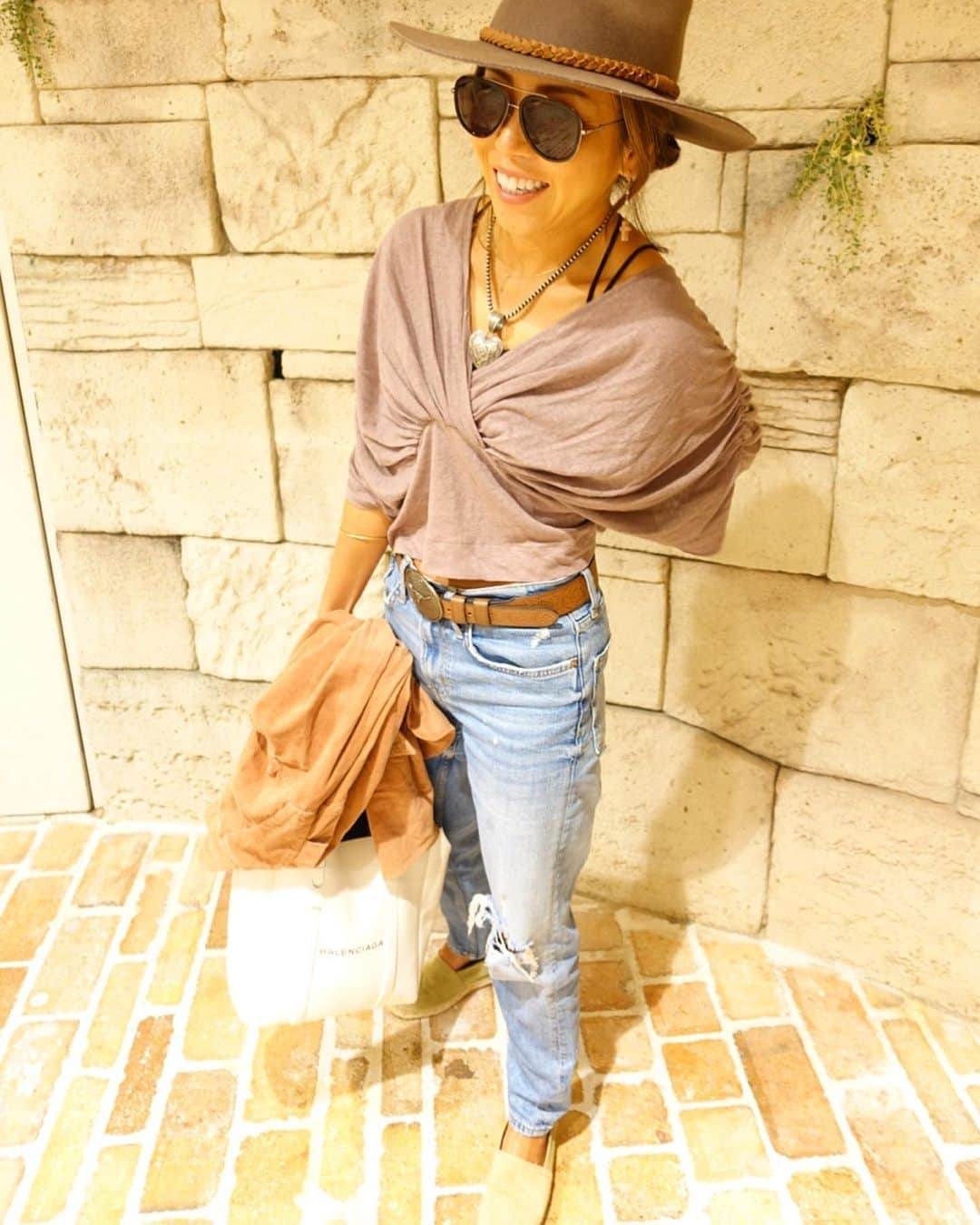 のインスタグラム：「くすみカラーのコーデ🌵 こーゆーデニム欲しかったんだ💙 最近こればっかってくらいの 楽ちんdenim✨  コーデ  hat #spellbyronbay × #connerhats  トップス #cavezarosso  denim #zara  ベルト #spellbyronbay  #エスパドリーユ  bag #balenciaga  #coordinate #ootd #fashion  #コーデ #コーディネート #カジュアルコーデ #カジュアルファッション #楽ちんコーデ  #春コーデ #シンプルコーデ #大人女子 #大人カジュアルコーデ #プチプラコーデ #ラフコーデ」
