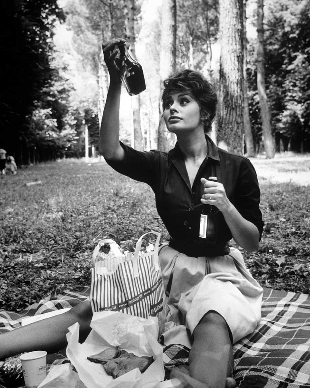 lifeさんのインスタグラム写真 - (lifeInstagram)「LIFE legend Sophia Loren examining contents of bottle while on a picnic during location filming of "Madame" in Italy, 1961. (Alfred Eisenstaedt—The LIFE Picture Collection/Getty Images) #LIFElegend #SophiaLoren #TBT」5月9日 22時18分 - life